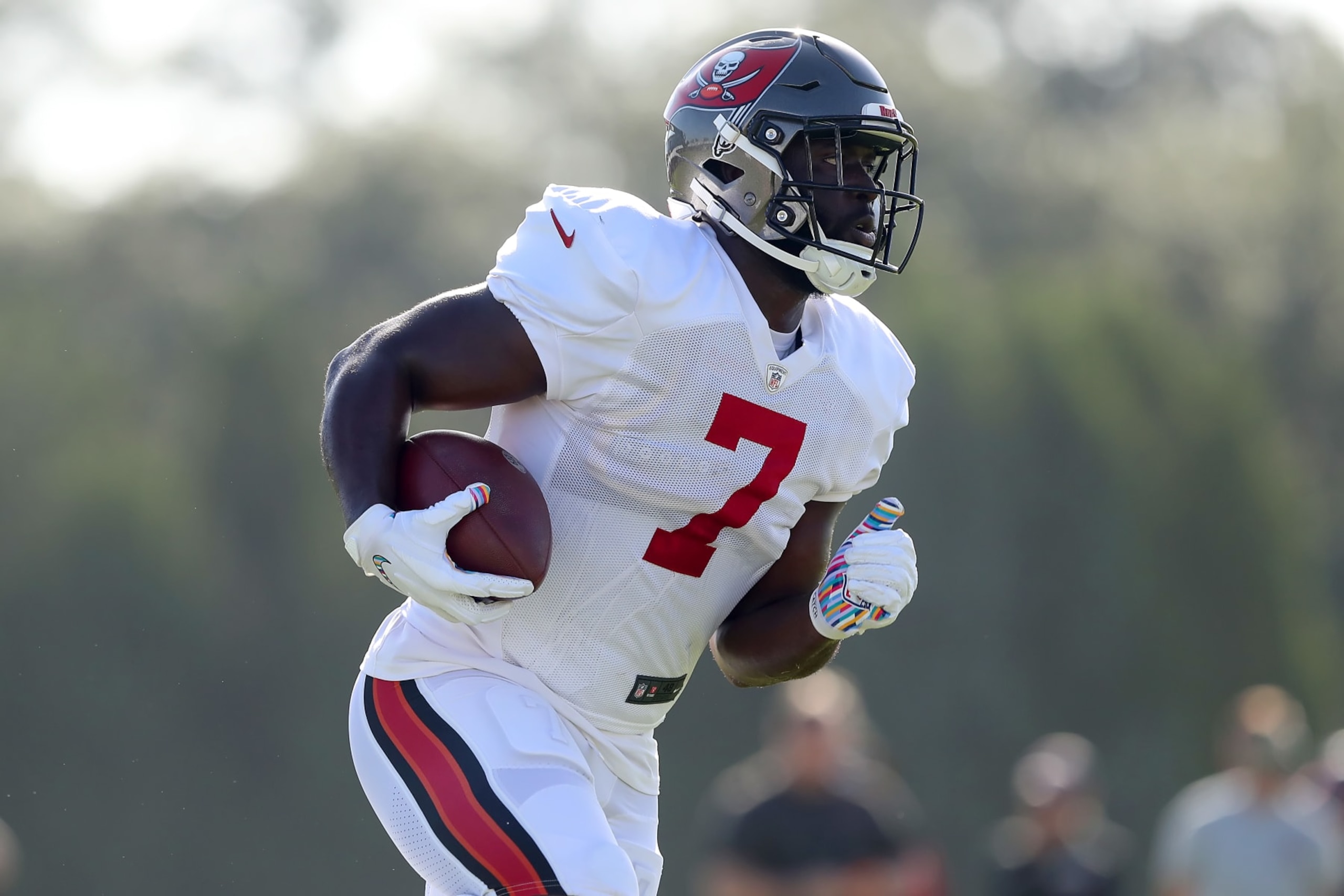 TAMPA, FL - AUGUST 07: Tampa Bay Buccaneers runningback Leonard Fournette (7) carries the ball during the Tampa Bay Buccaneers Training Camp on August 07, 2022 at the AdventHealth Training Center at One Buccaneer Place in Tampa, Florida. (Photo by Cliff Welch/Icon Sportswire via Getty Images)