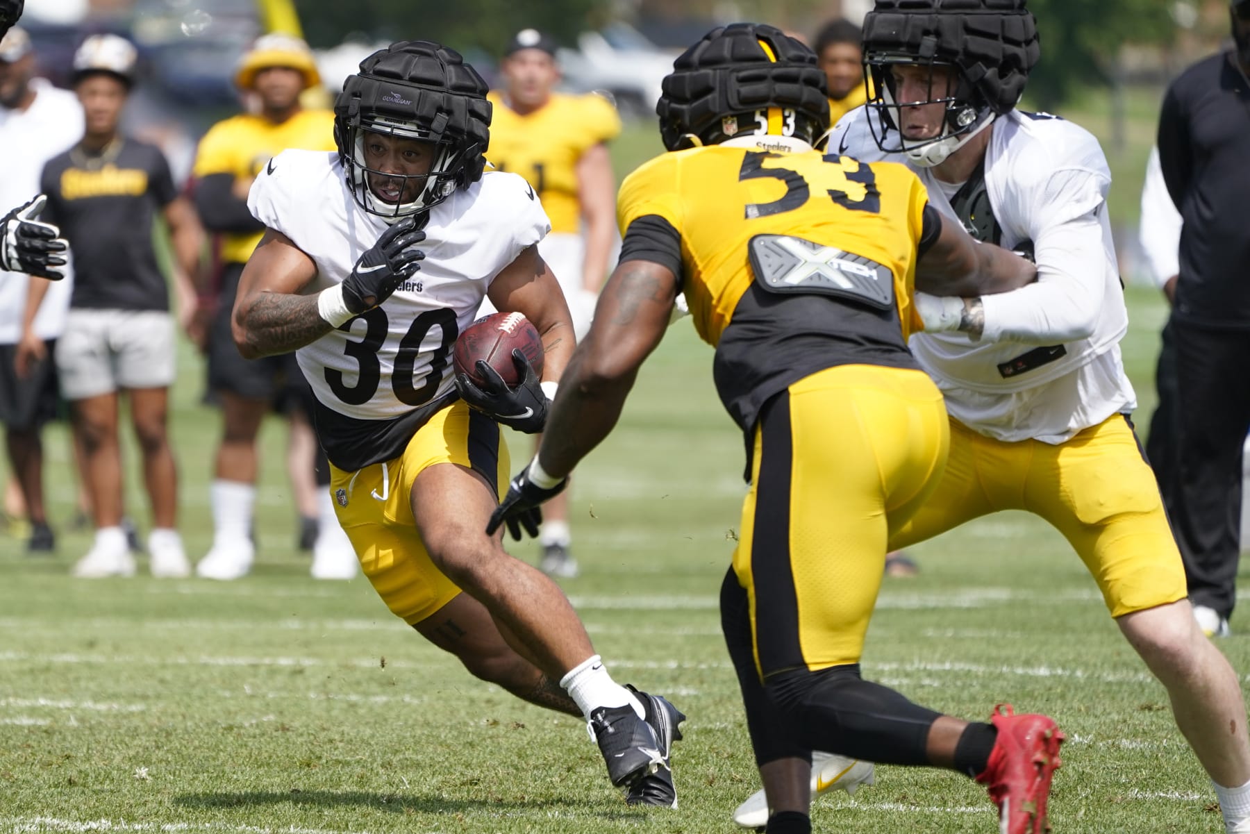 Pittsburgh Steelers running back Jaylen Warren (30 makes a gain in a drill during practice at their NFL football training camp facility in Latrobe, Pa., Monday, Aug. 1, 2022. (AP Photo/Keith Srakocic)