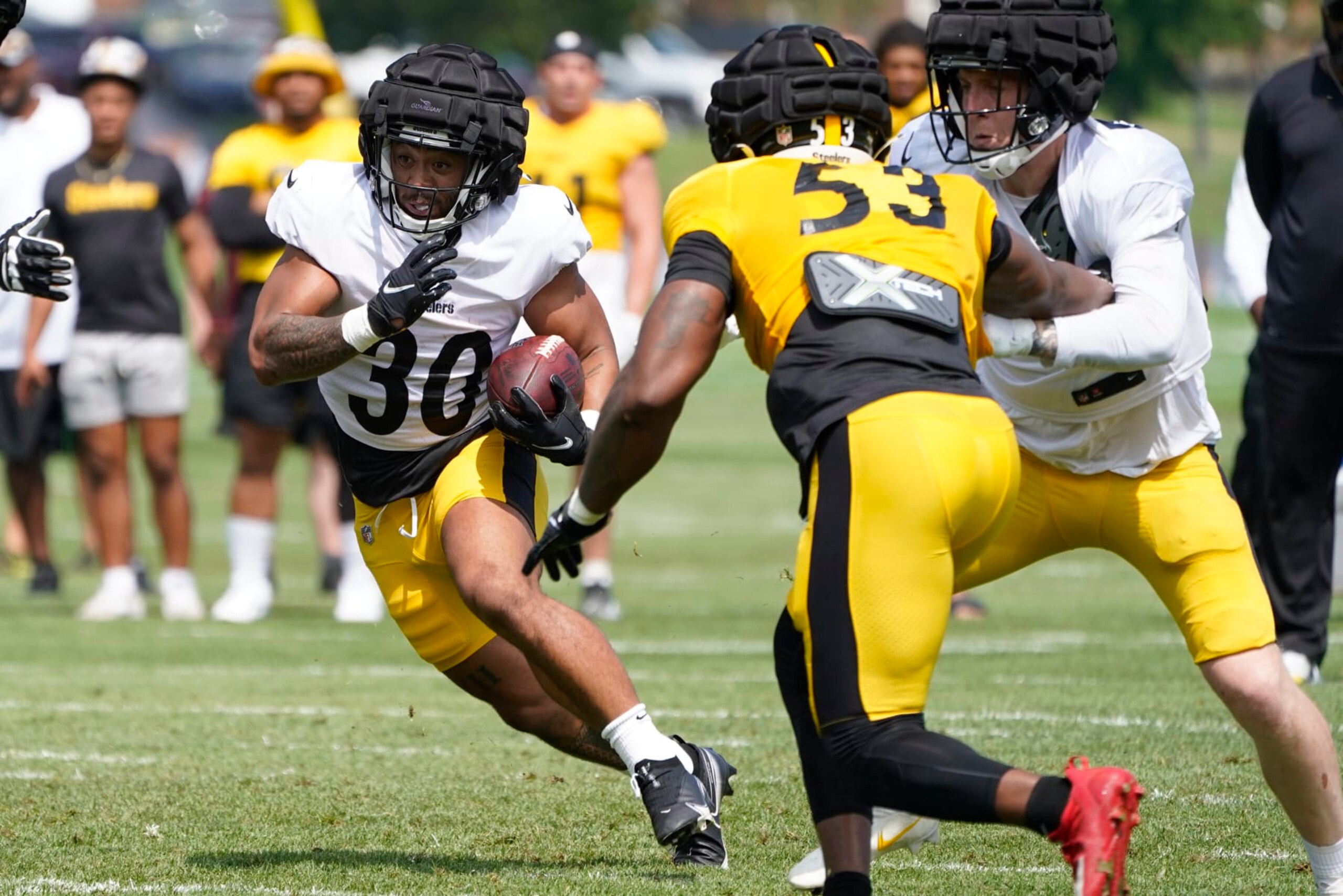Pittsburgh Steelers running back Jaylen Warren (30 makes a gain in a drill during practice at their NFL football training camp facility in Latrobe, Pa., Monday, Aug. 1, 2022. (AP Photo/Keith Srakocic)