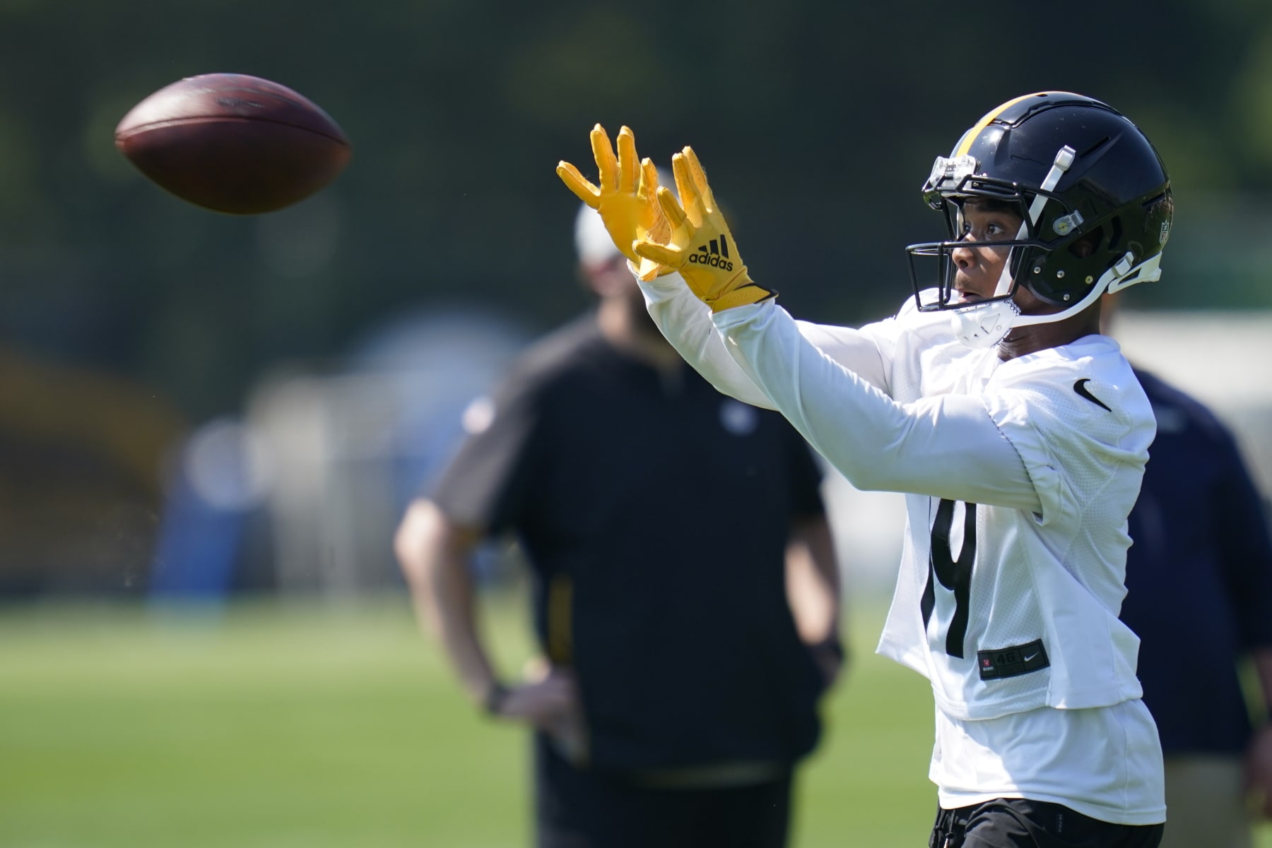 Pittsburgh Steelers wide receiver Calvin Austin III, participates in drills at an NFL football practice, Tuesday, May 31, 2022, in Pittsburgh. (AP Photo/Keith Srakocic)