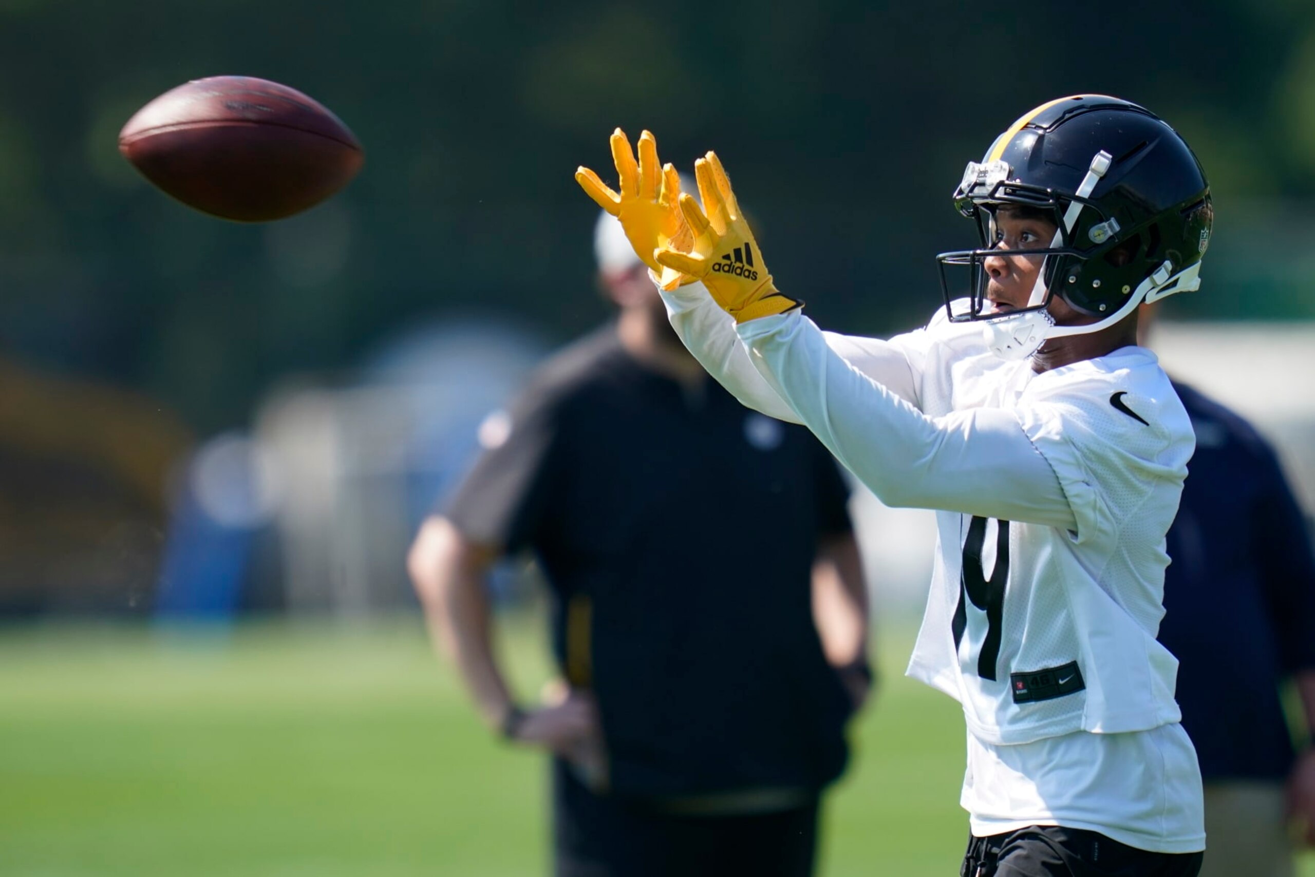 Pittsburgh Steelers wide receiver Calvin Austin III, participates in drills at an NFL football practice, Tuesday, May 31, 2022, in Pittsburgh. (AP Photo/Keith Srakocic)