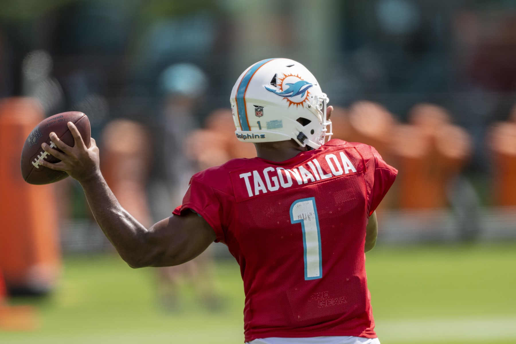 MIAMI GARDENS, FL - AUGUST 06: Miami Dolphins quarterback Tua Tagovailoa (1) throws the ball during a practice session at the Miami Dolphins training camp at Baptist Health Training Complex on August 6, 2022 in Miami Gardens, Florida. (Photo by Doug Murray/Icon Sportswire via Getty Images)