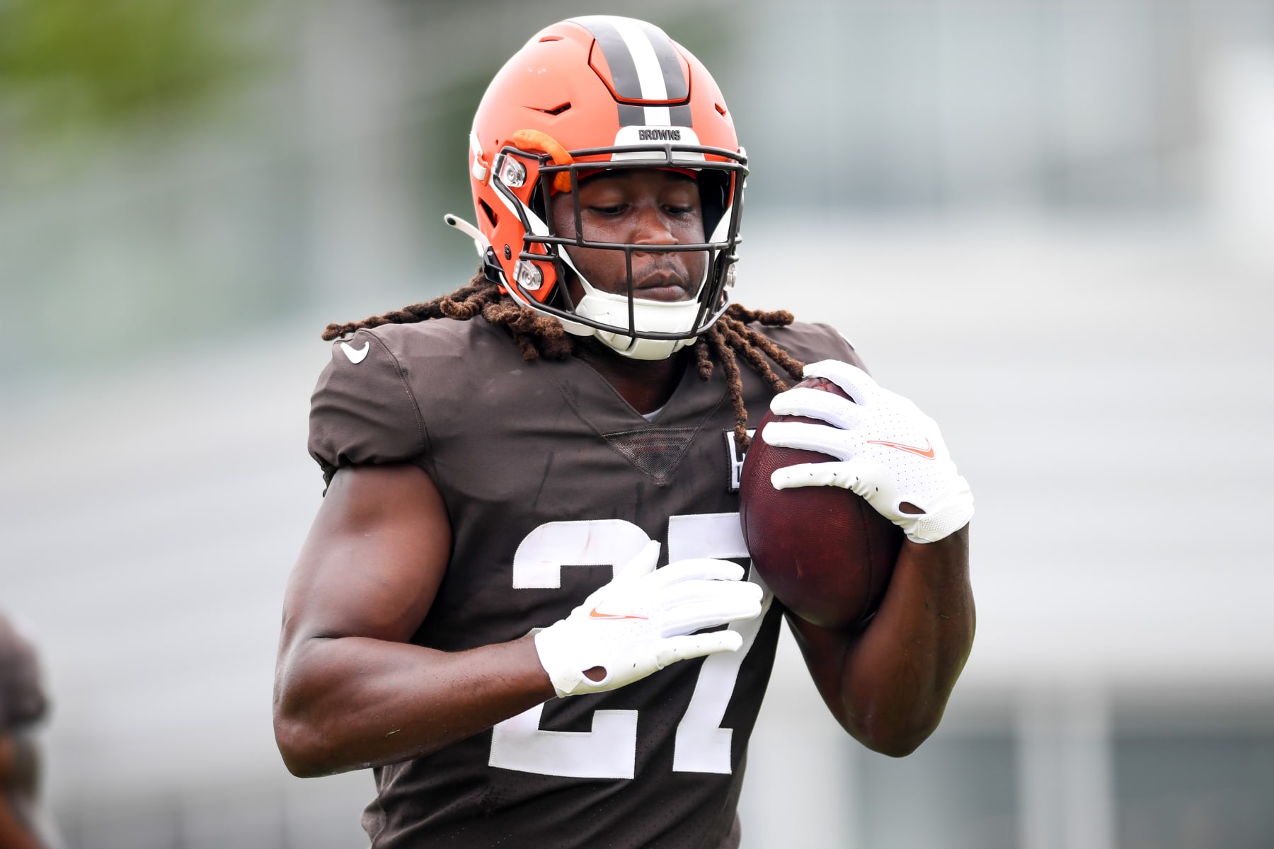 BEREA, OH - AUGUST 09: Kareem Hunt #27 of the Cleveland Browns runs a drill during Cleveland Browns training camp at CrossCountry Mortgage Campus on August 09, 2022 in Berea, Ohio. (Photo by Nick Cammett/Getty Images)