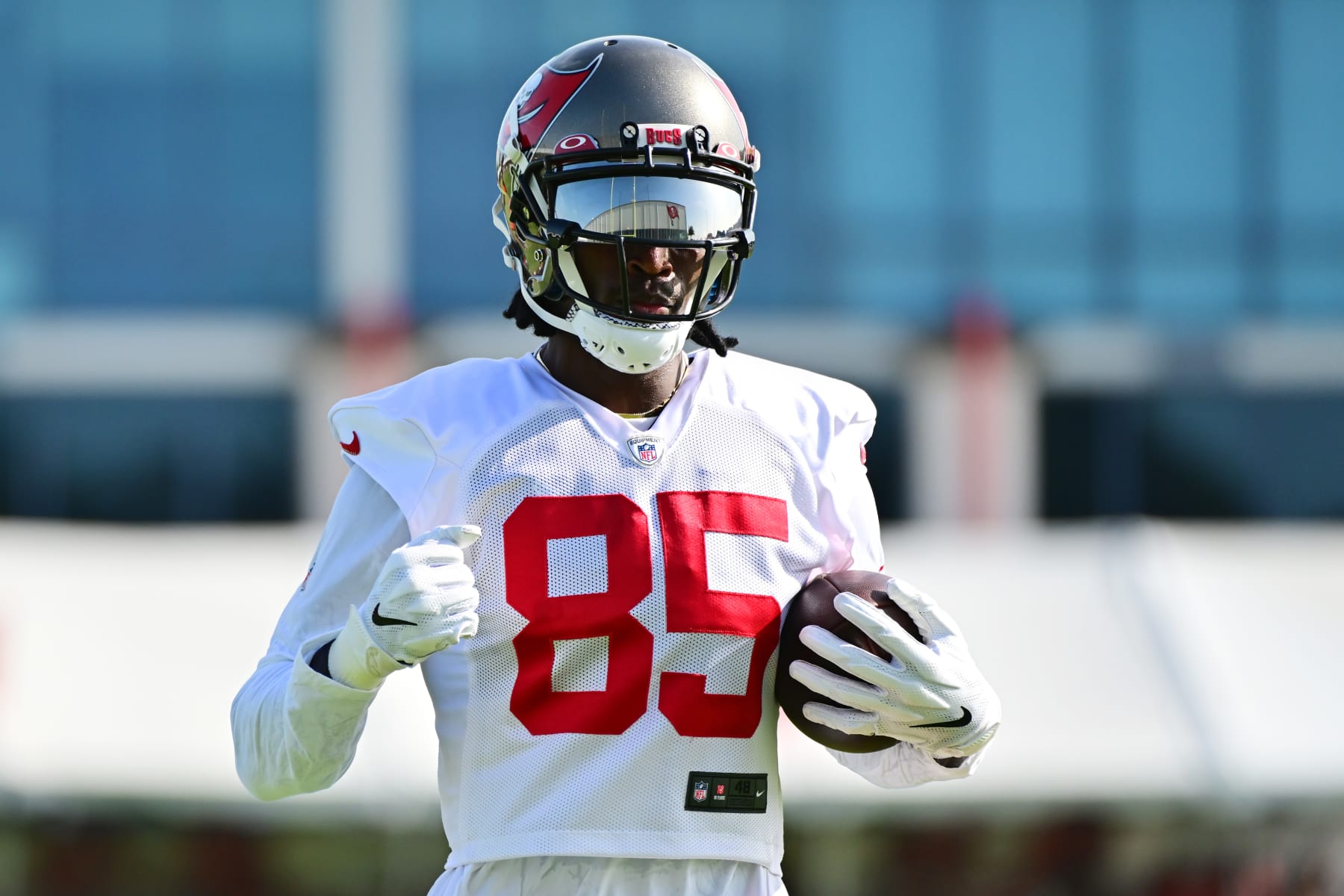 TAMPA, FLORIDA - JULY 29: Julio Jones #85 of the Tampa Bay Buccaneers carries the ball during the 2022 Buccaneers Training Camp at the AdventHealth Training Center on July 29, 2022 in Tampa, Florida. (Photo by Julio Aguilar/Getty Images)