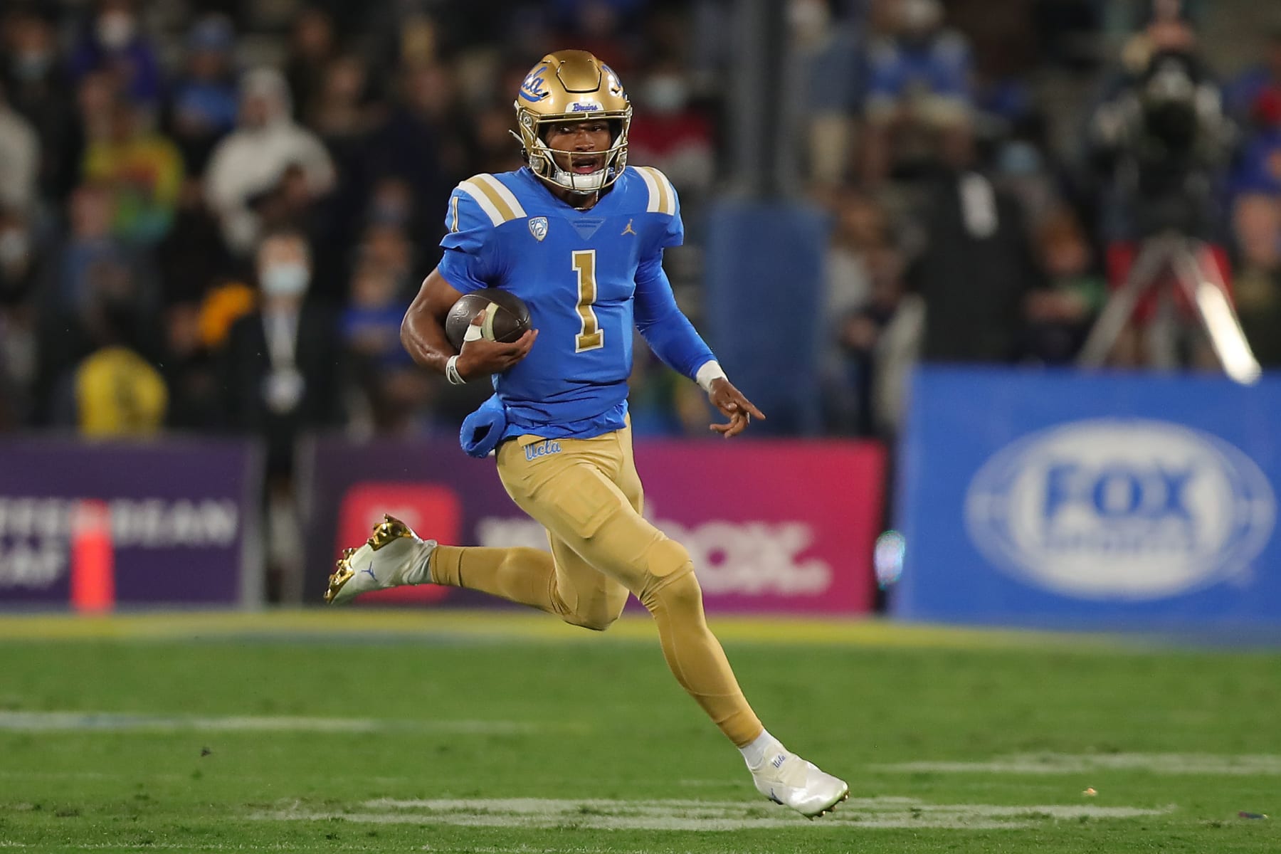 PASADENA, CALIFORNIA - NOVEMBER 27: Quarterback Dorian Thompson-Robinson #1 of the UCLA Bruins carries the ball in the first half against the California Golden Bears at Rose Bowl on November 27, 2021 in Pasadena, California. (Photo by Leon Bennett/Getty Images)