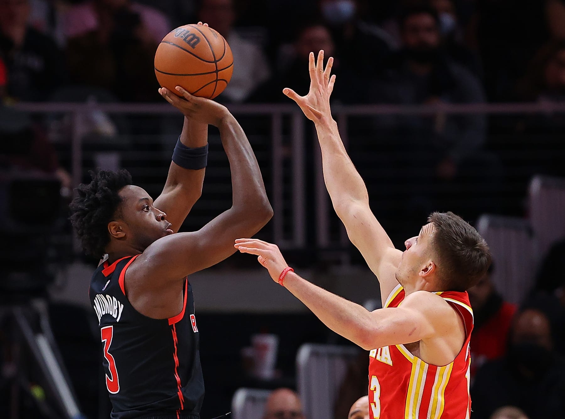 ATLANTA, GEORGIA - JANUARY 31:  OG Anunoby #3 of the Toronto Raptors shoots against Bogdan Bogdanovic #13 of the Atlanta Hawks during the second half at State Farm Arena on January 31, 2022 in Atlanta, Georgia.  NOTE TO USER: User expressly acknowledges and agrees that, by downloading and or using this photograph, User is consenting to the terms and conditions of the Getty Images License Agreement. (Photo by Kevin C. Cox/Getty Images)