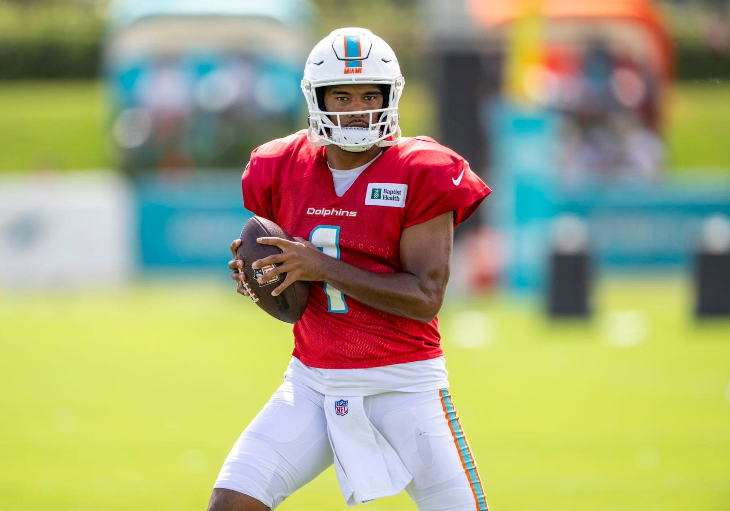 MIAMI GARDENS, FL - AUGUST 06: Miami Dolphins quarterback Tua Tagovailoa (1) warms up on the field during a practice session at the Miami Dolphins training camp at Baptist Health Training Complex on August 6, 2022 in Miami Gardens, Florida. (Photo by Doug Murray/Icon Sportswire via Getty Images)