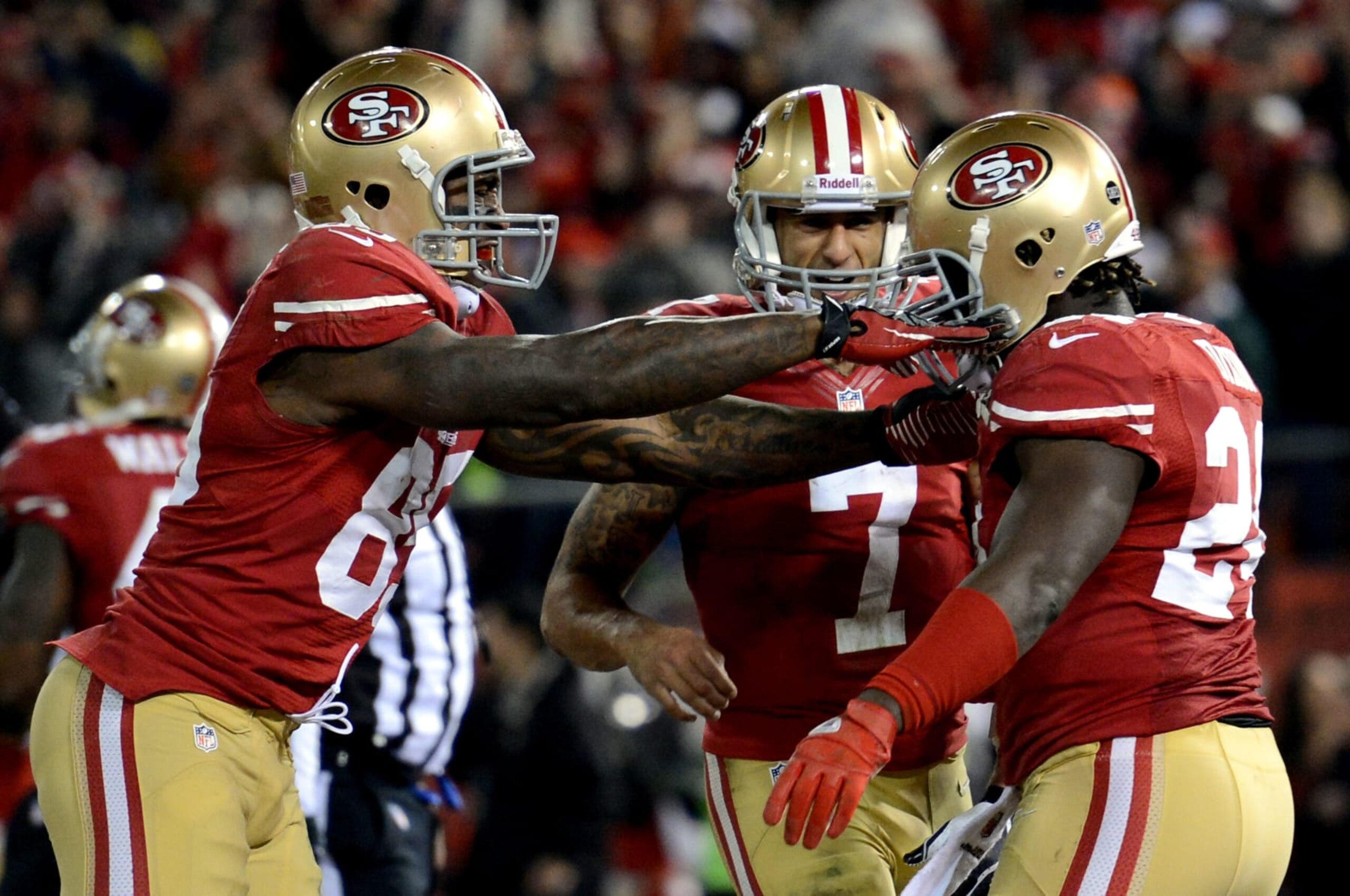 SAN FRANCISCO, CA - JANUARY 12:  Tight end Vernon Davis #85 of the San Francisco 49ers congratulates running back Anthony Dixon #24 of the San Francisco 49ers after scoring a touchdown in the fourth quarter against the Green Bay Packers during the NFC Divisional Playoff Game at Candlestick Park on January 12, 2013 in San Francisco, California.  (Photo by Thearon W. Henderson/Getty Images)