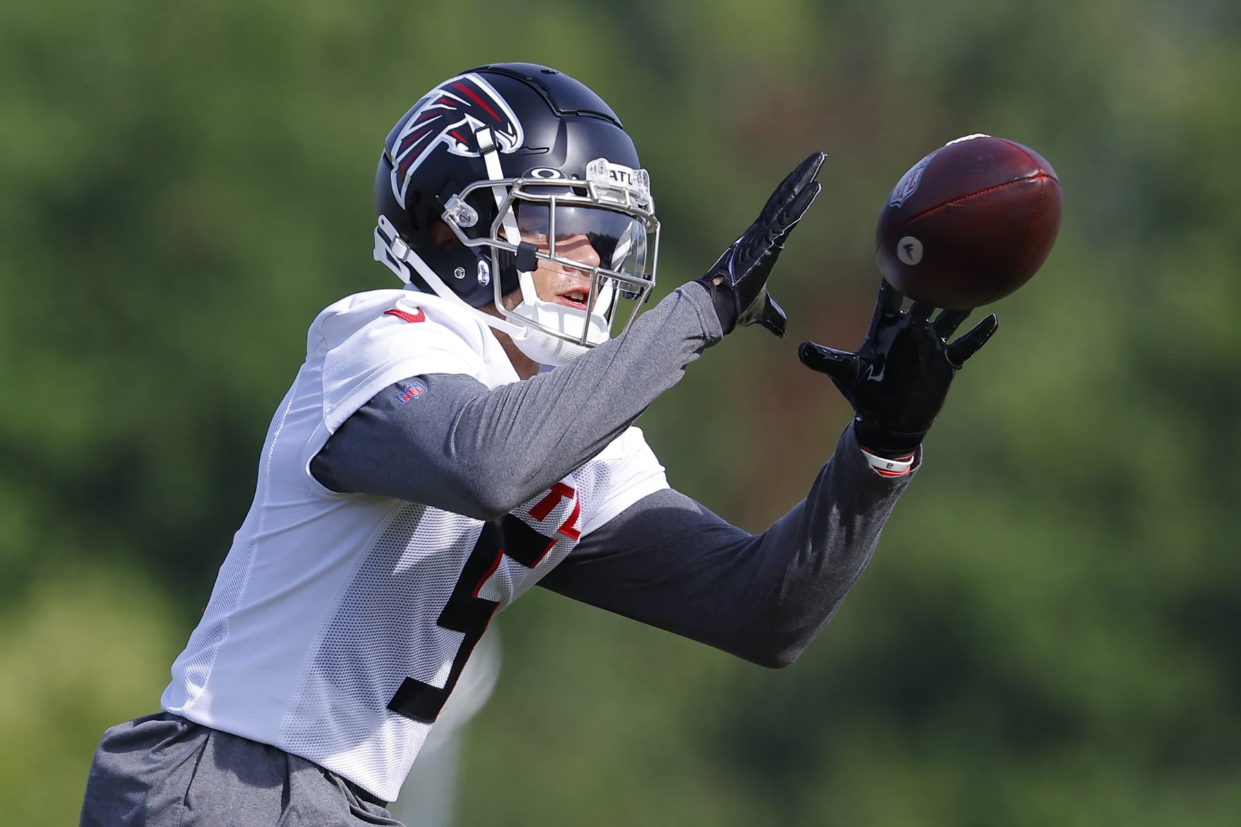 FLOWERY BRANCH, GA - JULY 27: Drake London #5 of Atlanta Falcons catches a pass during a training camp practice on July 27, 2022 in Flowery Branch, Georgia. (Photo by Todd Kirkland/Getty Images)