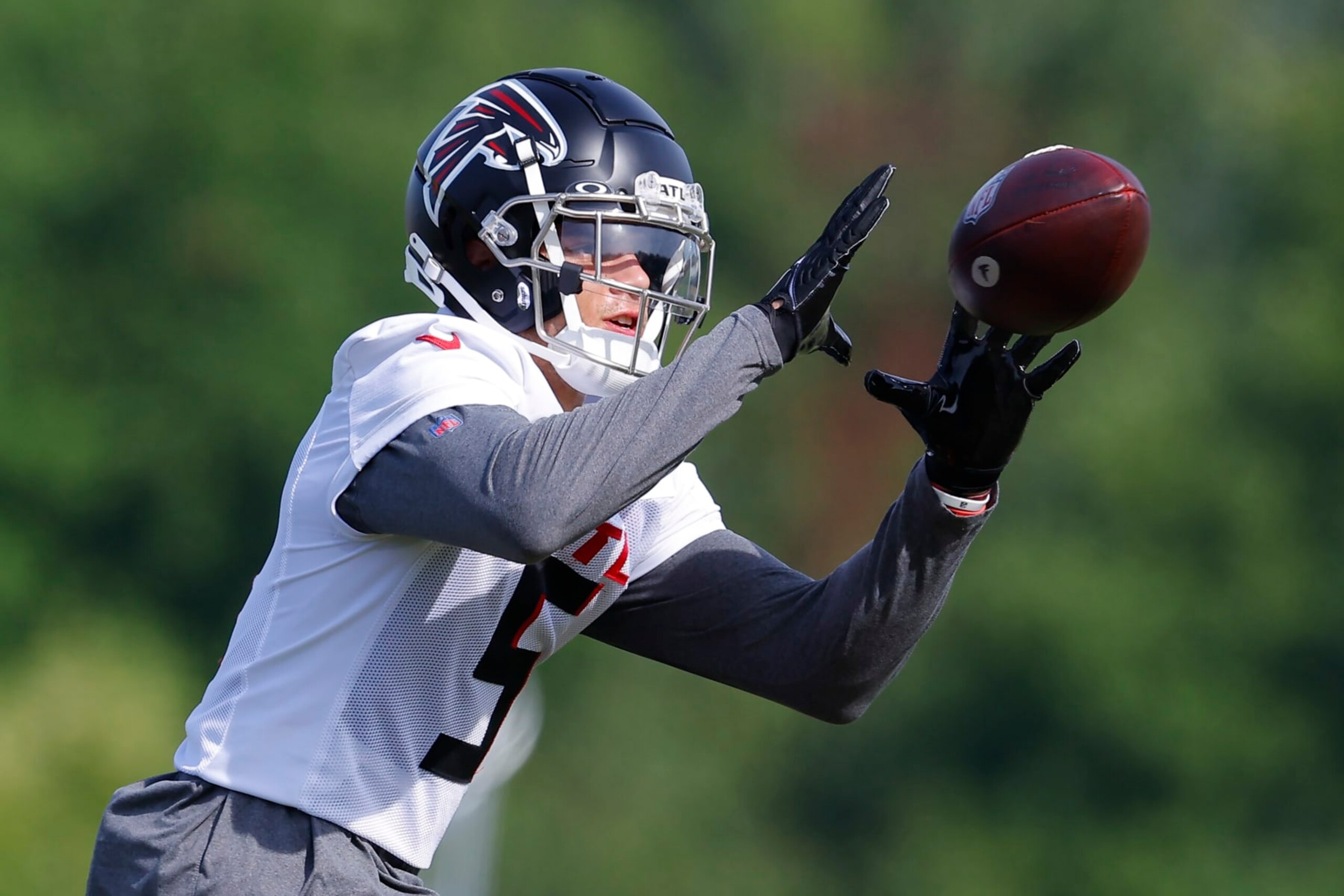 FLOWERY BRANCH, GA - JULY 27: Drake London #5 of Atlanta Falcons catches a pass during a training camp practice on July 27, 2022 in Flowery Branch, Georgia. (Photo by Todd Kirkland/Getty Images)