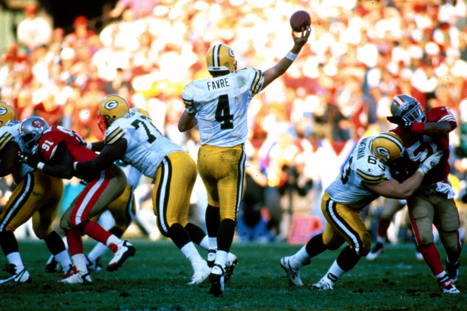Quarterback Brett Favre of the Green Bay Packers fires downfield in a 27 to 17 win over the San Francisco 49ers on 01/06/1996.  (Photo by Allen Kee/Getty Images)