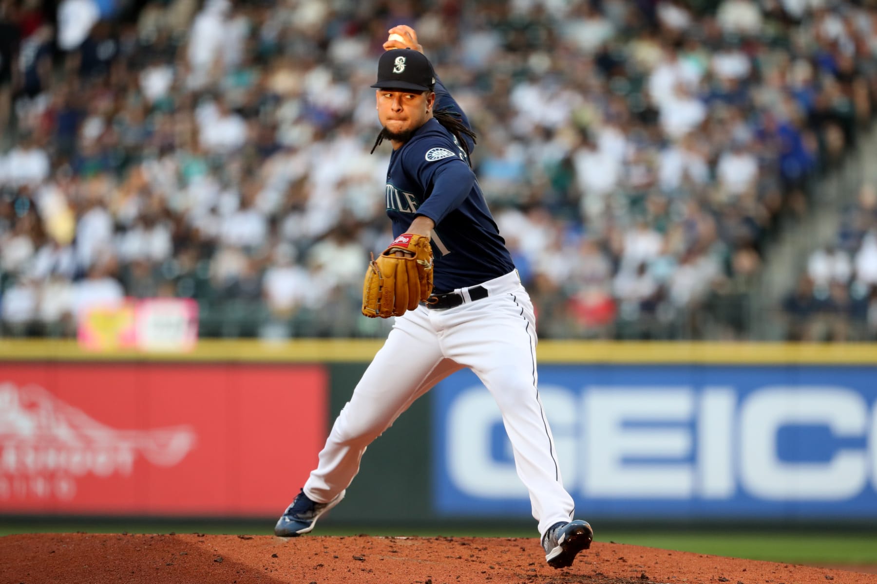 SEATTLE, WA - AUGUST 09:  Seattle Mariners starting pitcher Luis Castillo (21) pitches during the third inning against the New York Yankees at T-Mobile Park on August 09, 2022 in Seattle, Washington.  (Photo by Kiyoshi Mio/Icon Sportswire via Getty Images)