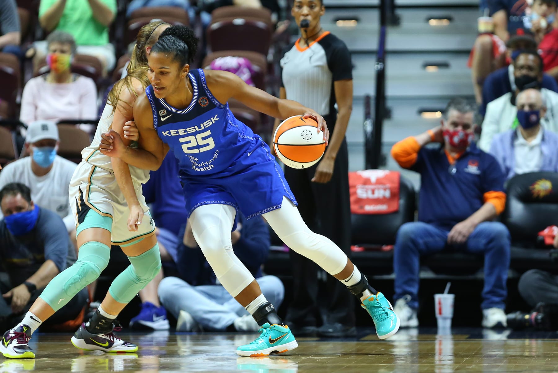 UNCASVILLE, CT - September 15: Connecticut Sun forward Alyssa Thomas (25) and New York Liberty guard Sabrina Ionescu (20) in action during a WNBA game between New York Liberty and Connecticut Sun on September 15, 2021, at Mohegan Sun Arena in Uncasville, CT. (Photo by M. Anthony Nesmith/Icon Sportswire via Getty Images)