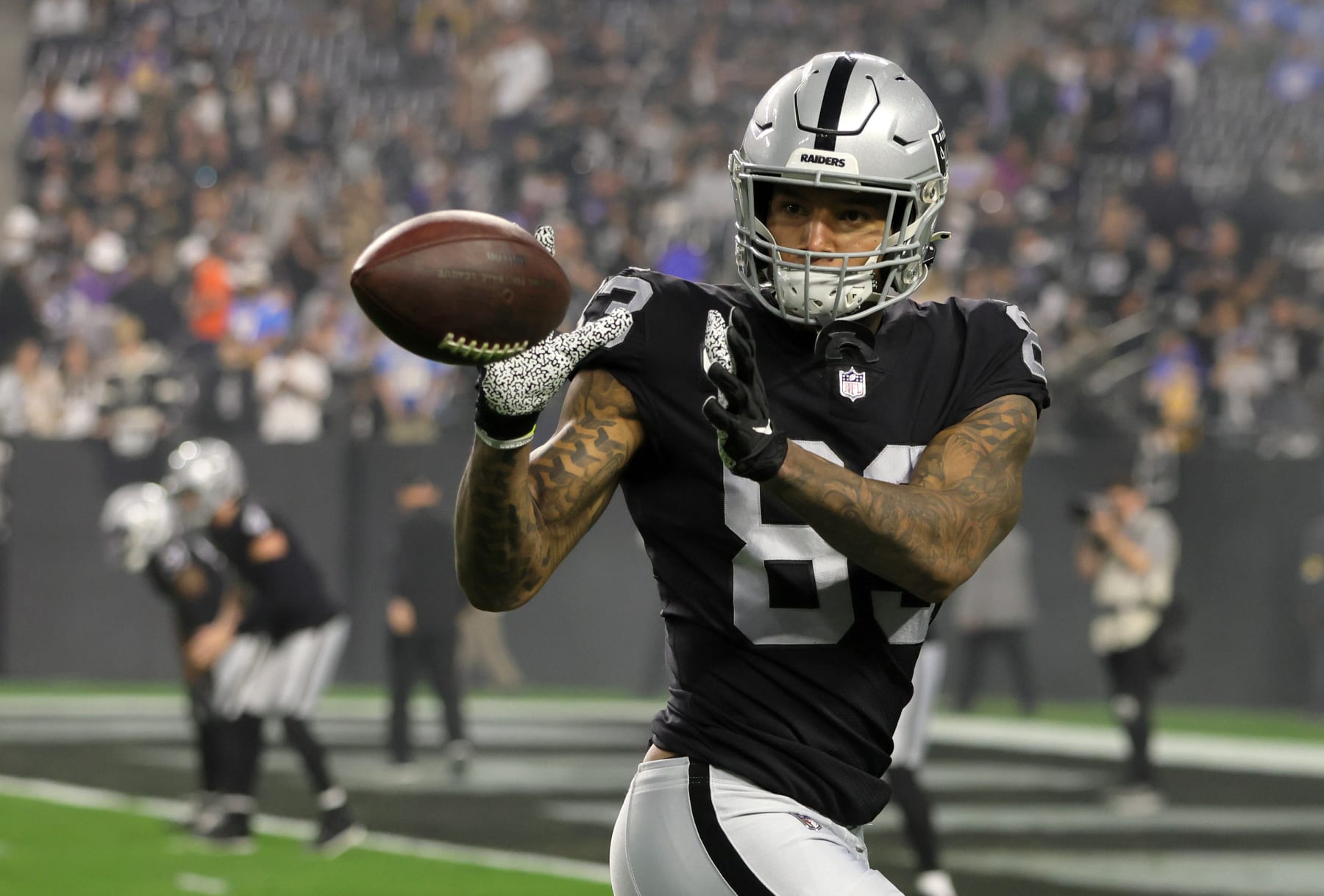 LAS VEGAS, NEVADA - JANUARY 09:  Tight end Darren Waller #83 of the Las Vegas Raiders warms up before a game against the Los Angeles Chargers at Allegiant Stadium on January 9, 2022 in Las Vegas, Nevada. The Raiders defeated the Chargers 35-32 in overtime.  (Photo by Ethan Miller/Getty Images)