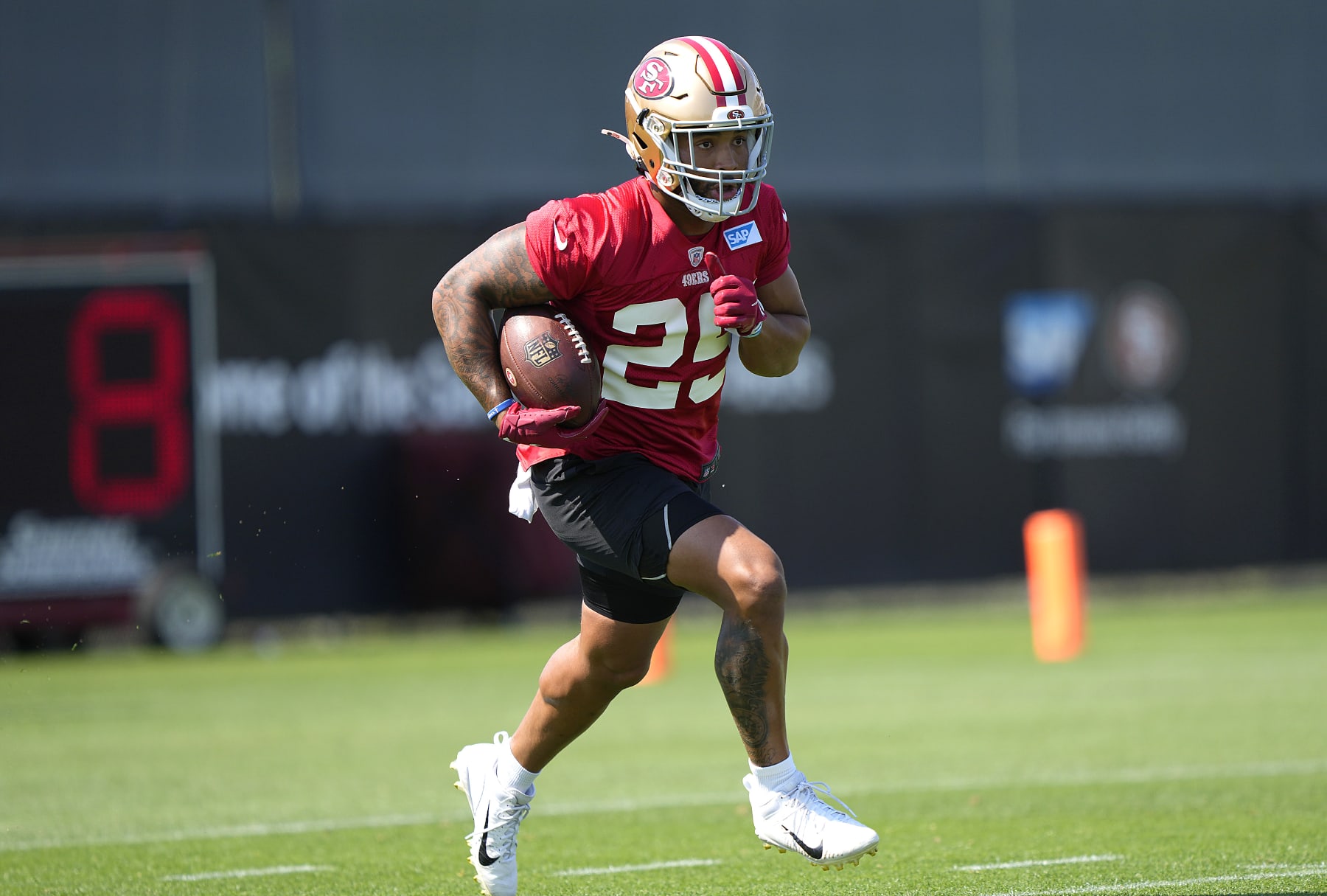 SANTA CLARA, CALIFORNIA - JULY 28: Elijah Mitchell #25 of the San Francisco 49ers works out during training camp at SAP Performance Facility on July 28, 2022 in Santa Clara, California. (Photo by Thearon W. Henderson/Getty Images) SANTA CLARA, CALIFORNIA - JULY 28: Elijah Mitchell #25 of the San Francisco 49ers works out during training camp at SAP Performance Facility on July 28, 2022 in Santa Clara, California. (Photo by Thearon W. Henderson/Getty Images)