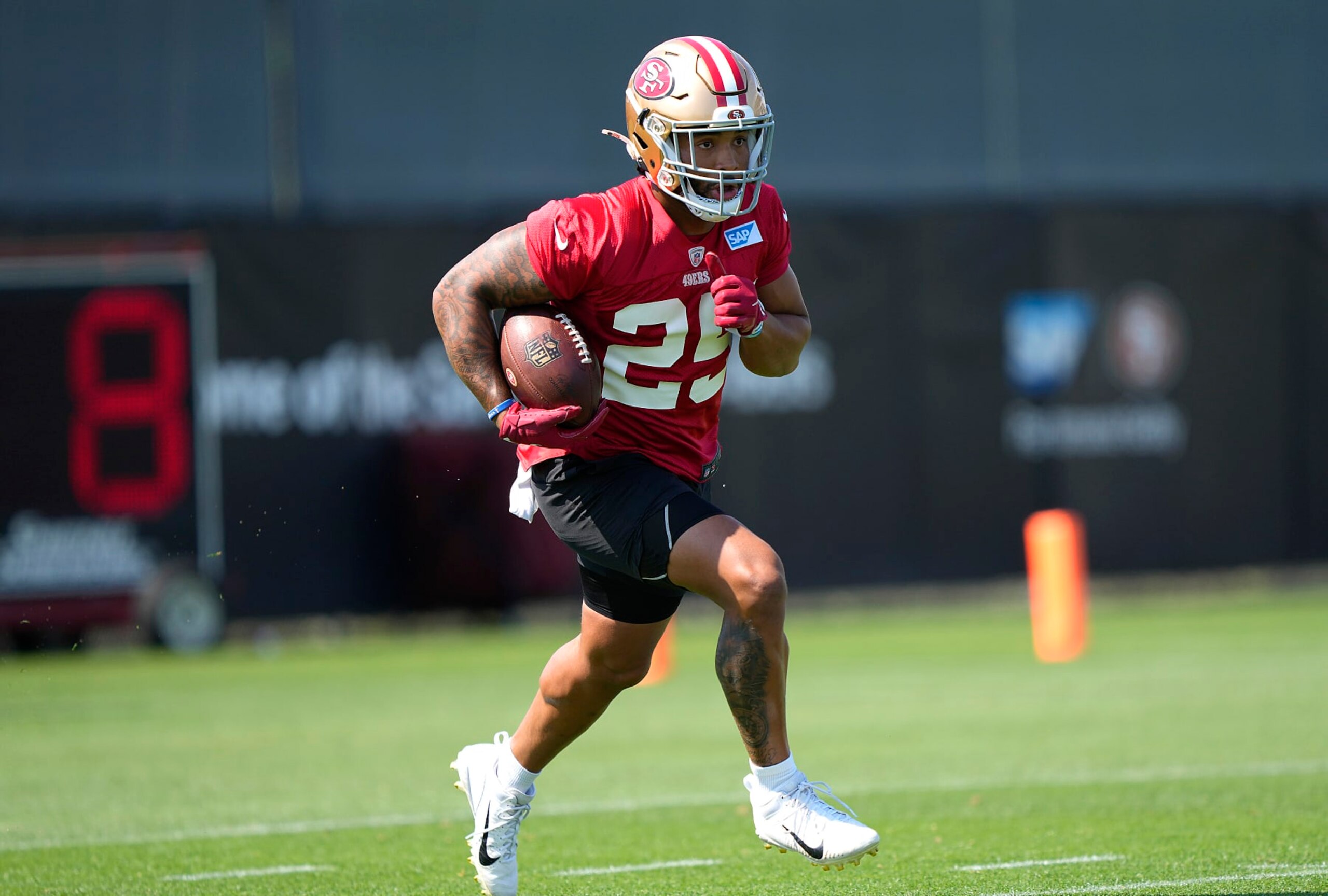 SANTA CLARA, CALIFORNIA - JULY 28: Elijah Mitchell #25 of the San Francisco 49ers works out during training camp at SAP Performance Facility on July 28, 2022 in Santa Clara, California. (Photo by Thearon W. Henderson/Getty Images) SANTA CLARA, CALIFORNIA - JULY 28: Elijah Mitchell #25 of the San Francisco 49ers works out during training camp at SAP Performance Facility on July 28, 2022 in Santa Clara, California. (Photo by Thearon W. Henderson/Getty Images)