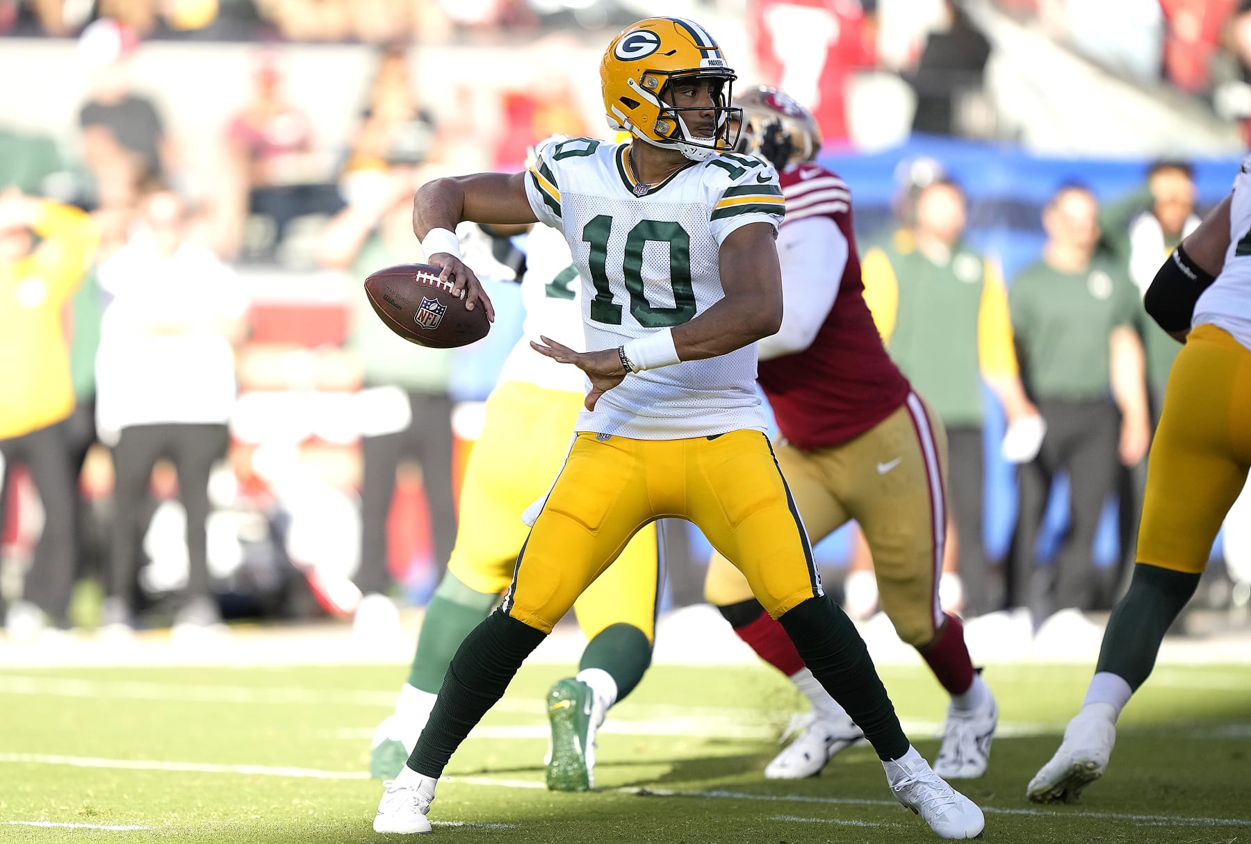 SANTA CLARA, CALIFORNIA - AUGUST 12: Jordan Love #10 of the Green Bay Packers drops back to pass against the San Francisco 49ers during the second quarter of an NFL preseason football game at Levi's Stadium on August 12, 2022 in Santa Clara, California. (Photo by Thearon W. Henderson/Getty Images)