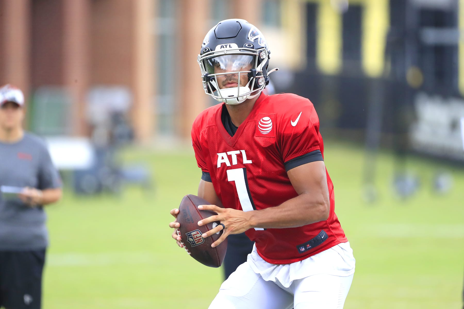 FLOWERY BRANCH, GA - AUGUST 06:  Atlanta Falcons quarterback Marcus Mariota (1) drops back to pass during Saturday morning workouts at the Falcons Training Facility on August 06, 2022, in Flowery Branch, Georgia.  (Photo by David J. Griffin/Icon Sportswire via Getty Images)