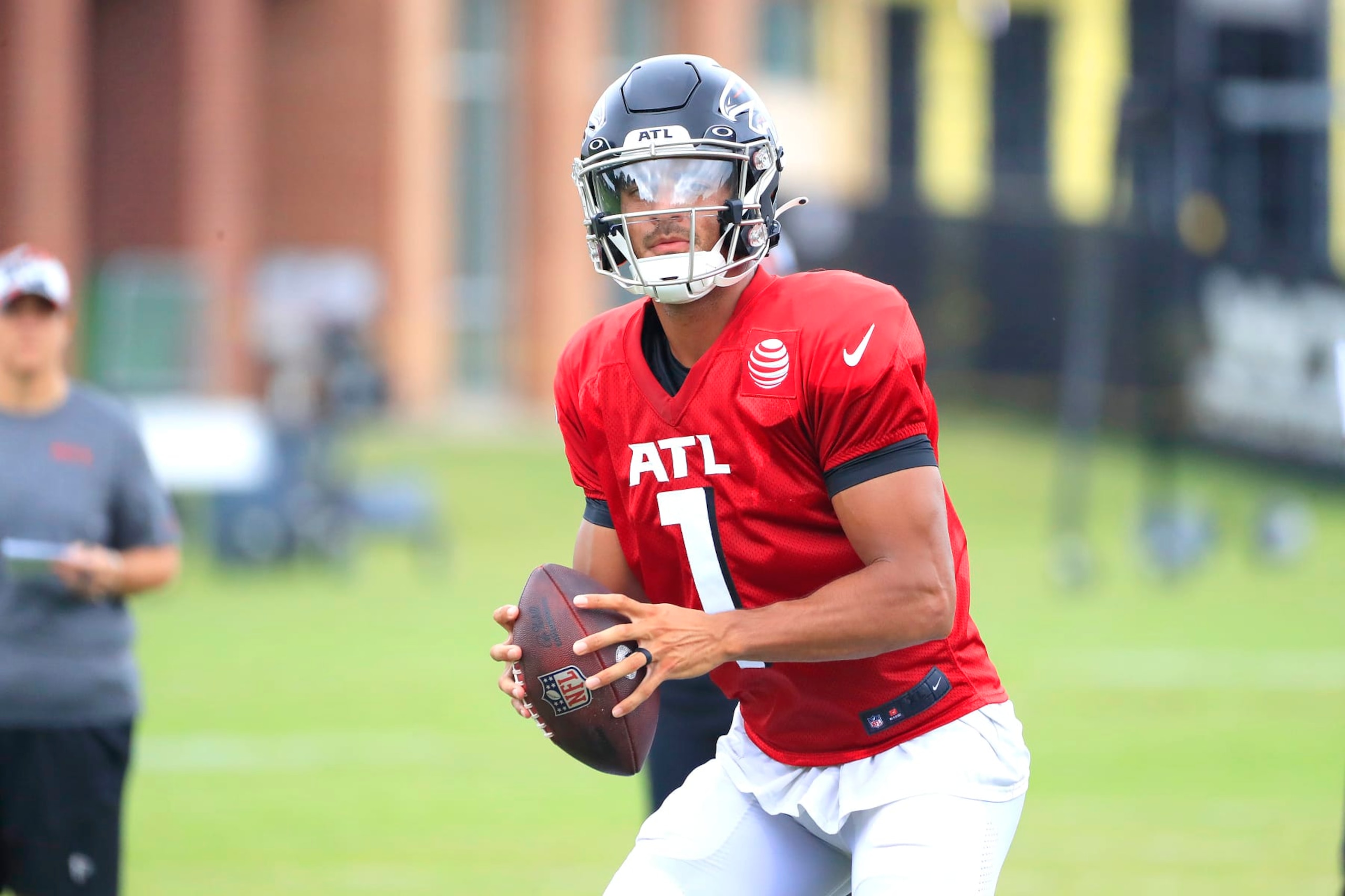 FLOWERY BRANCH, GA - AUGUST 06:  Atlanta Falcons quarterback Marcus Mariota (1) drops back to pass during Saturday morning workouts at the Falcons Training Facility on August 06, 2022, in Flowery Branch, Georgia.  (Photo by David J. Griffin/Icon Sportswire via Getty Images)