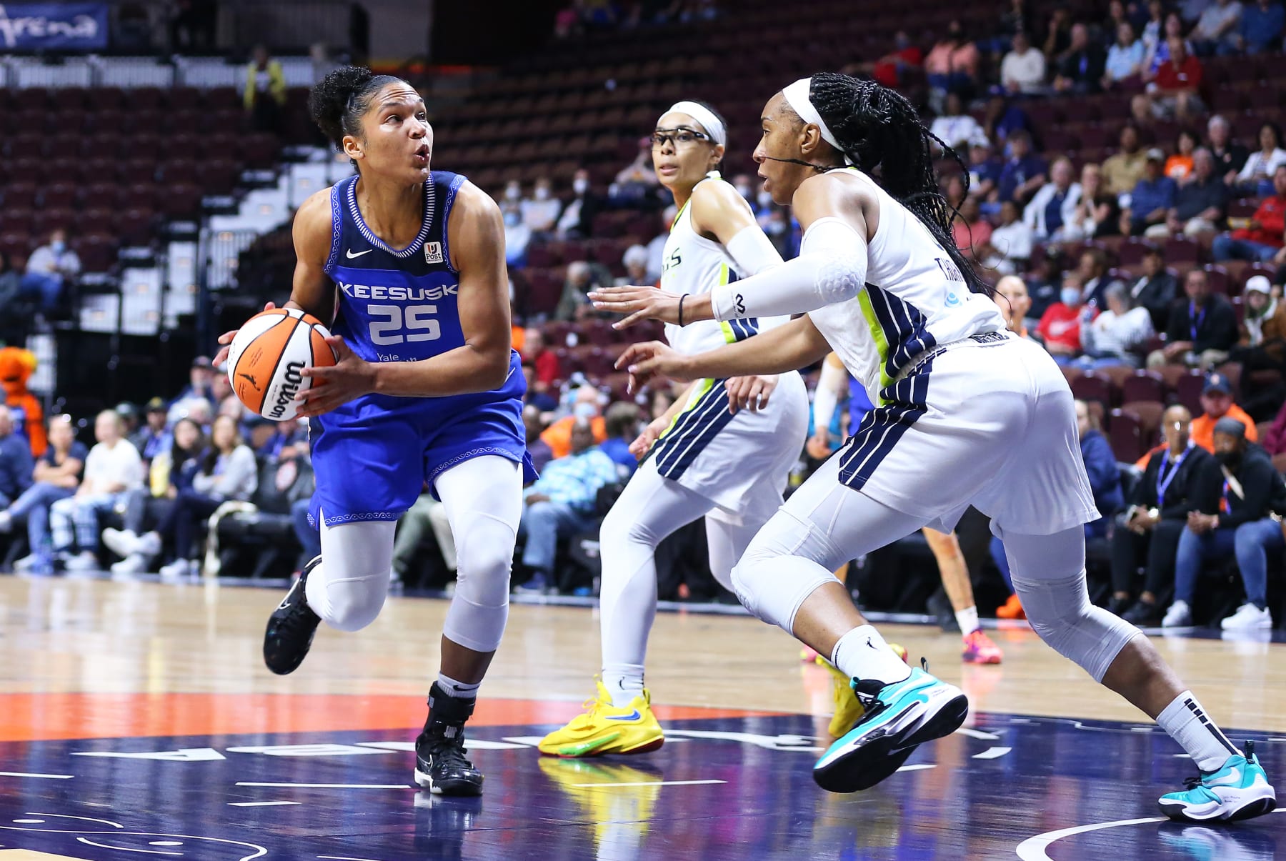 UNCASVILLE, CT - MAY 24: Connecticut Sun forward Alyssa Thomas (25) and Dallas Wings forward Kayla Thornton (6) in action during a WNBA game between Dallas Wings and Connecticut Sun on May 24, 2022, at Mohegan Sun Arena in Uncasville, CT. (Photo by M. Anthony Nesmith/Icon Sportswire via Getty Images)