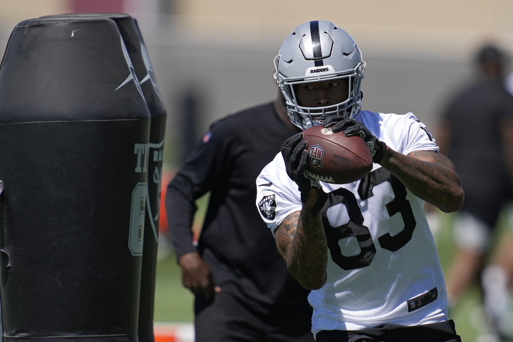 Las Vegas Raiders tight end Darren Waller catches a pass during practice at the NFL football team's practice facility Thursday, June 2, 2022, in Henderson, Nev. (AP Photo/John Locher)
