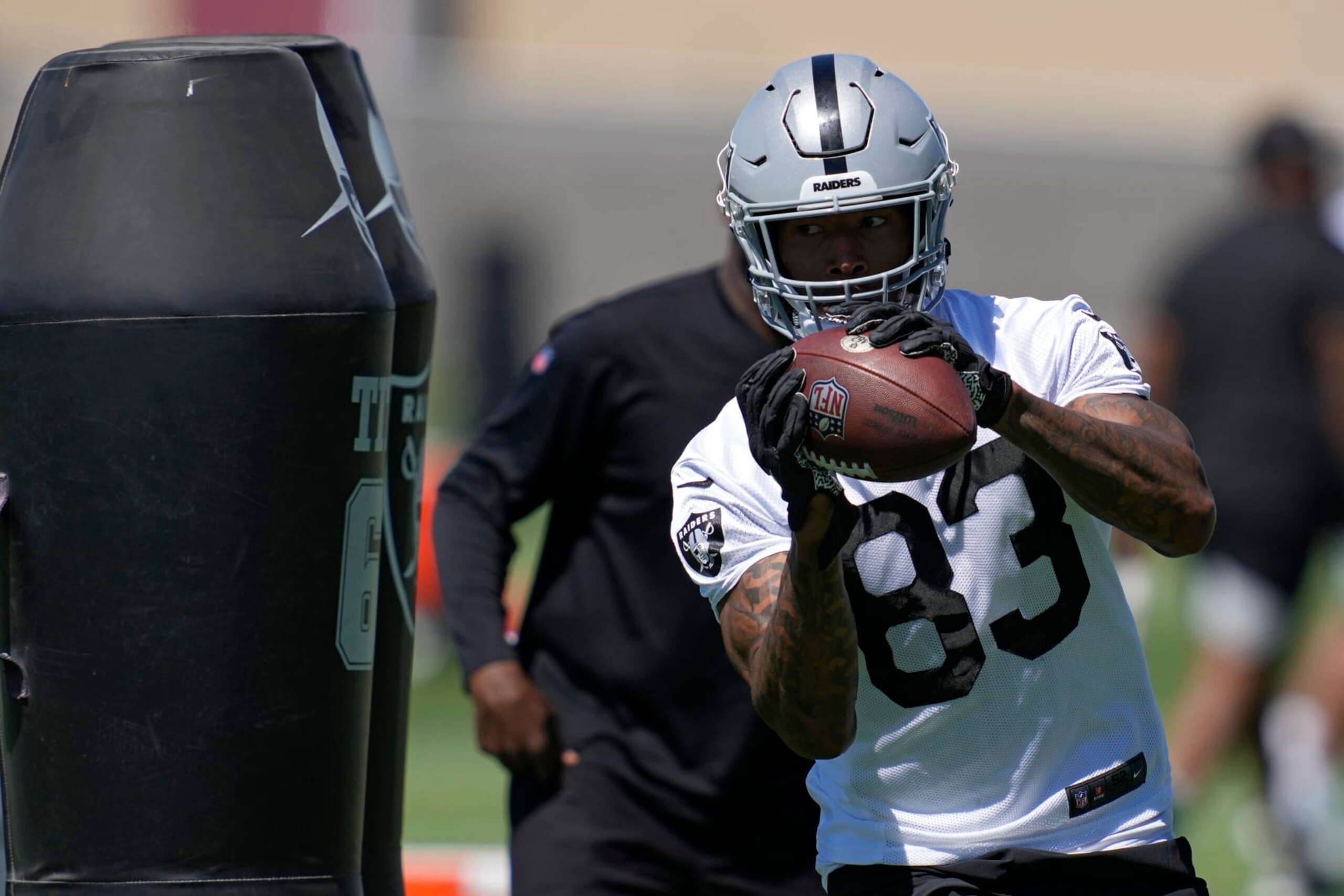 Las Vegas Raiders tight end Darren Waller catches a pass during practice at the NFL football team's practice facility Thursday, June 2, 2022, in Henderson, Nev. (AP Photo/John Locher)