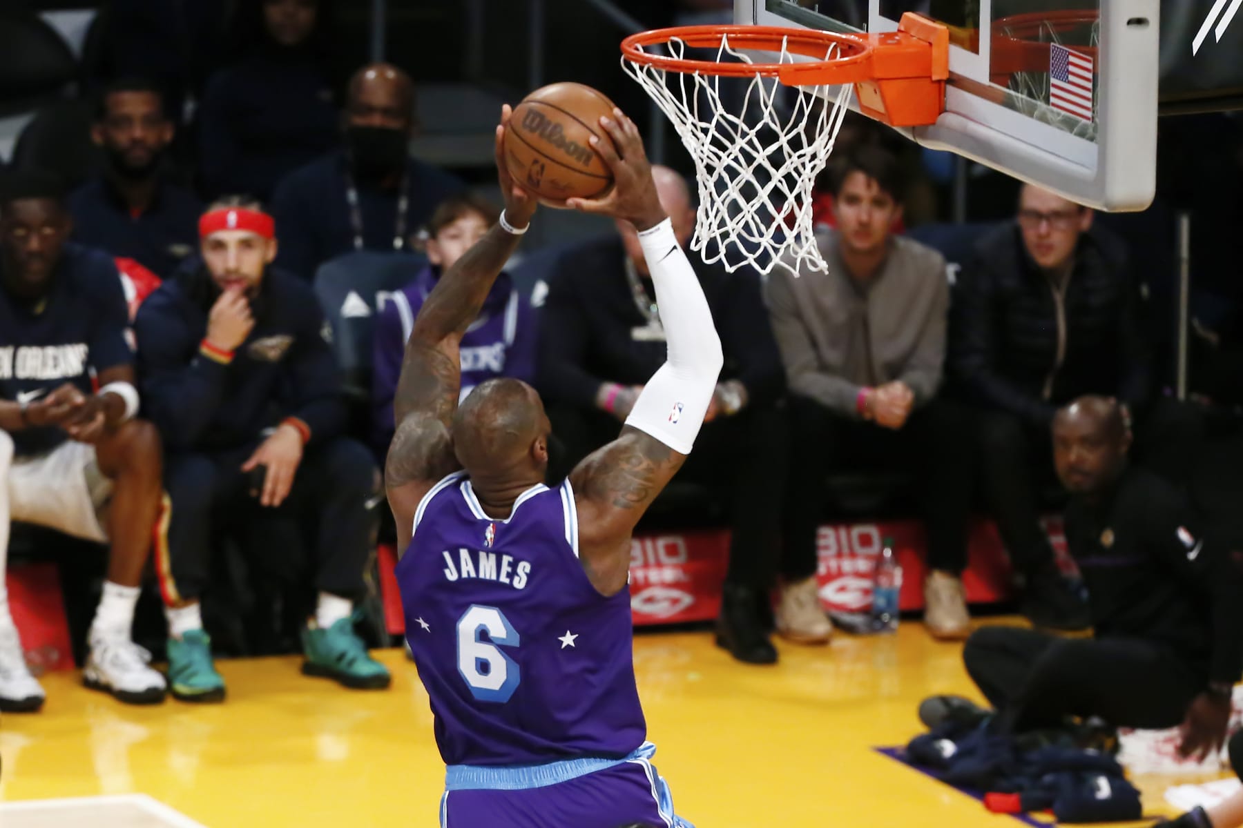 LOS ANGELES, CA - APRIL 01: LeBron James #6 of the Los Angeles Lakers shoots the ball during a game at the Crypto.com Arena on April 1st, 2022 in Los Angeles, California. NOTE TO USER: User expressly acknowledges and agrees that, by downloading and or using this photograph, User is consenting to the terms and conditions of the Getty Images License Agreement. Mandatory Credit: 2022 NBAE (Photo by Chris Elise/NBAE via Getty Images)