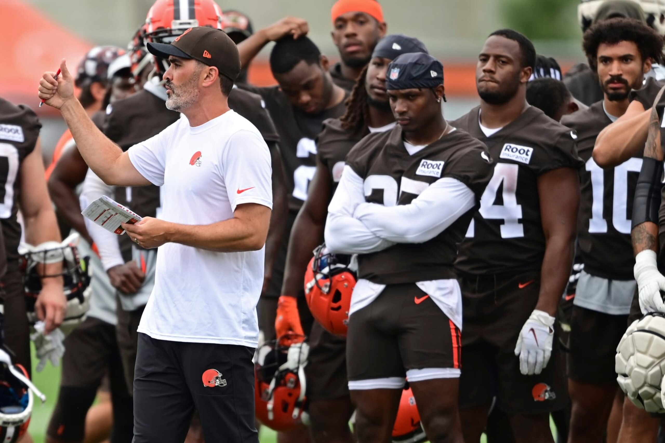Cleveland Browns head coach Kevin Stefanski, left, talks during an NFL football practice in Berea, Ohio, Sunday, Aug. 14, 2022. (AP Photo/David Dermer)