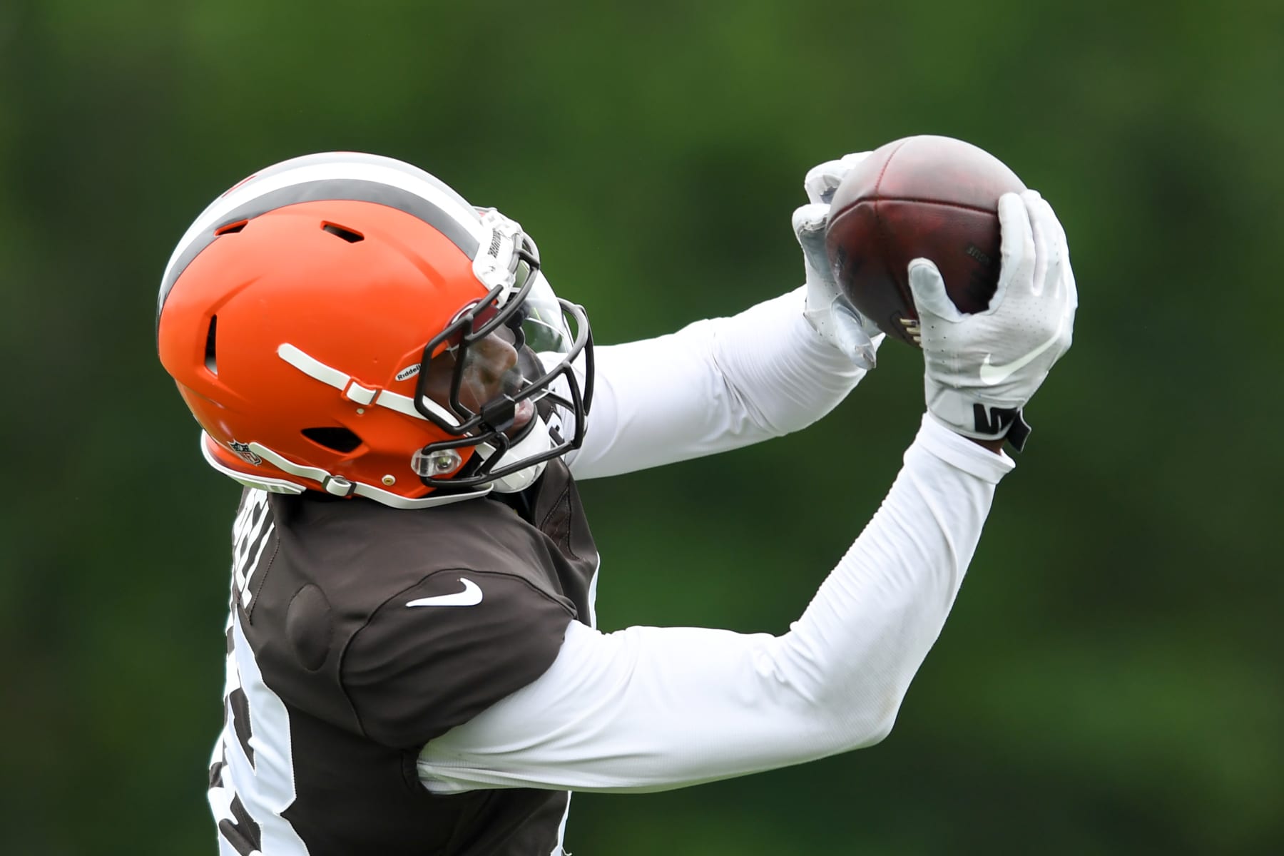 BEREA, OH - AUGUST 09: David Bell #18 of the Cleveland Browns catches a pass during Cleveland Browns training camp at CrossCountry Mortgage Campus on August 09, 2022 in Berea, Ohio. (Photo by Nick Cammett/Getty Images) BEREA, OH - AUGUST 09: David Bell #18 of the Cleveland Browns catches a pass during Cleveland Browns training camp at CrossCountry Mortgage Campus on August 09, 2022 in Berea, Ohio. (Photo by Nick Cammett/Getty Images)