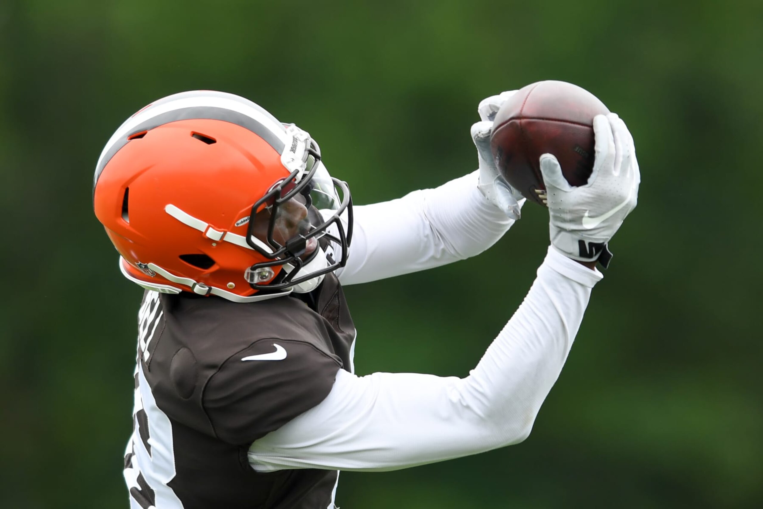 BEREA, OH - AUGUST 09: David Bell #18 of the Cleveland Browns catches a pass during Cleveland Browns training camp at CrossCountry Mortgage Campus on August 09, 2022 in Berea, Ohio. (Photo by Nick Cammett/Getty Images)