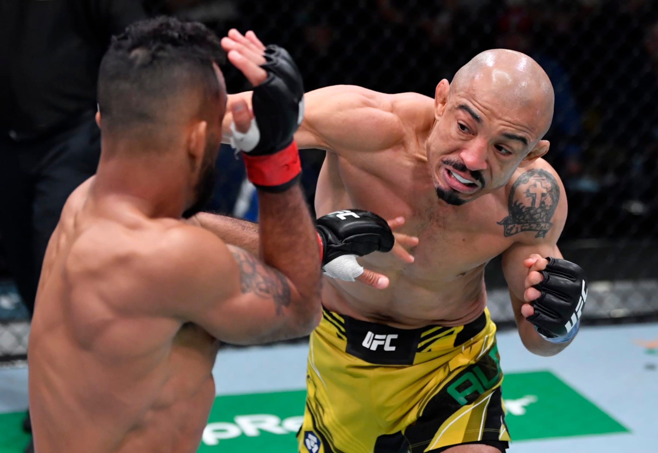 LAS VEGAS, NEVADA - DECEMBER 04: (R-L) Jose Aldo of Brazil punches Rob Font in their bantamweight fight during the UFC Fight Night event at UFC APEX on December 04, 2021 in Las Vegas, Nevada. (Photo by Jeff Bottari/Zuffa LLC) LAS VEGAS, NEVADA - DECEMBER 04: (R-L) Jose Aldo of Brazil punches Rob Font in their bantamweight fight during the UFC Fight Night event at UFC APEX on December 04, 2021 in Las Vegas, Nevada. (Photo by Jeff Bottari/Zuffa LLC)