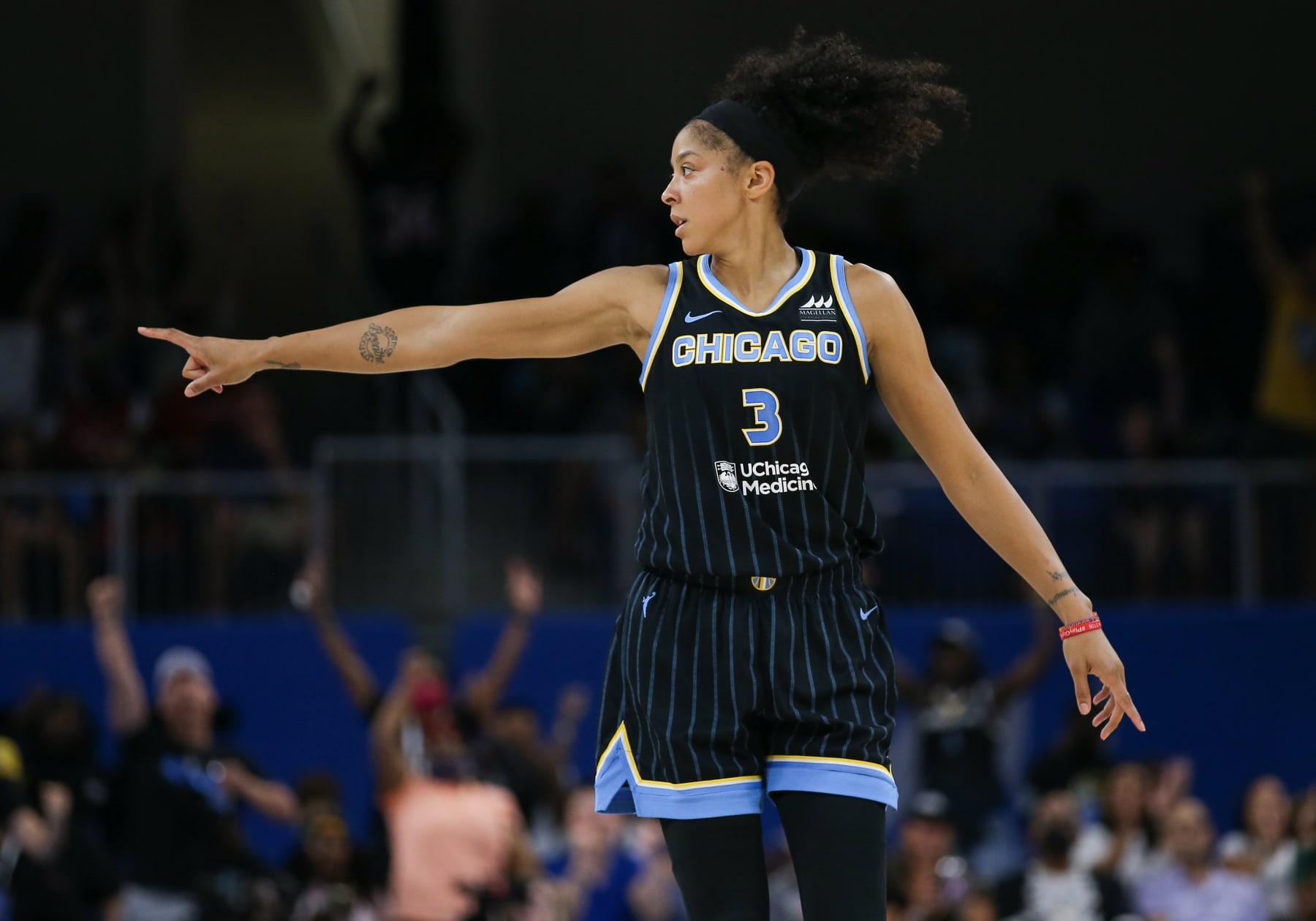 CHICAGO, IL - AUGUST 07: Chicago Sky forward Candace Parker (3) points to the bench during a WNBA game between the Connecticut Sun and the Chicago Sky on August 7, 2022, at Wintrust Arena in Chicago, IL. (Photo by Melissa Tamez/Icon Sportswire via Getty Images)