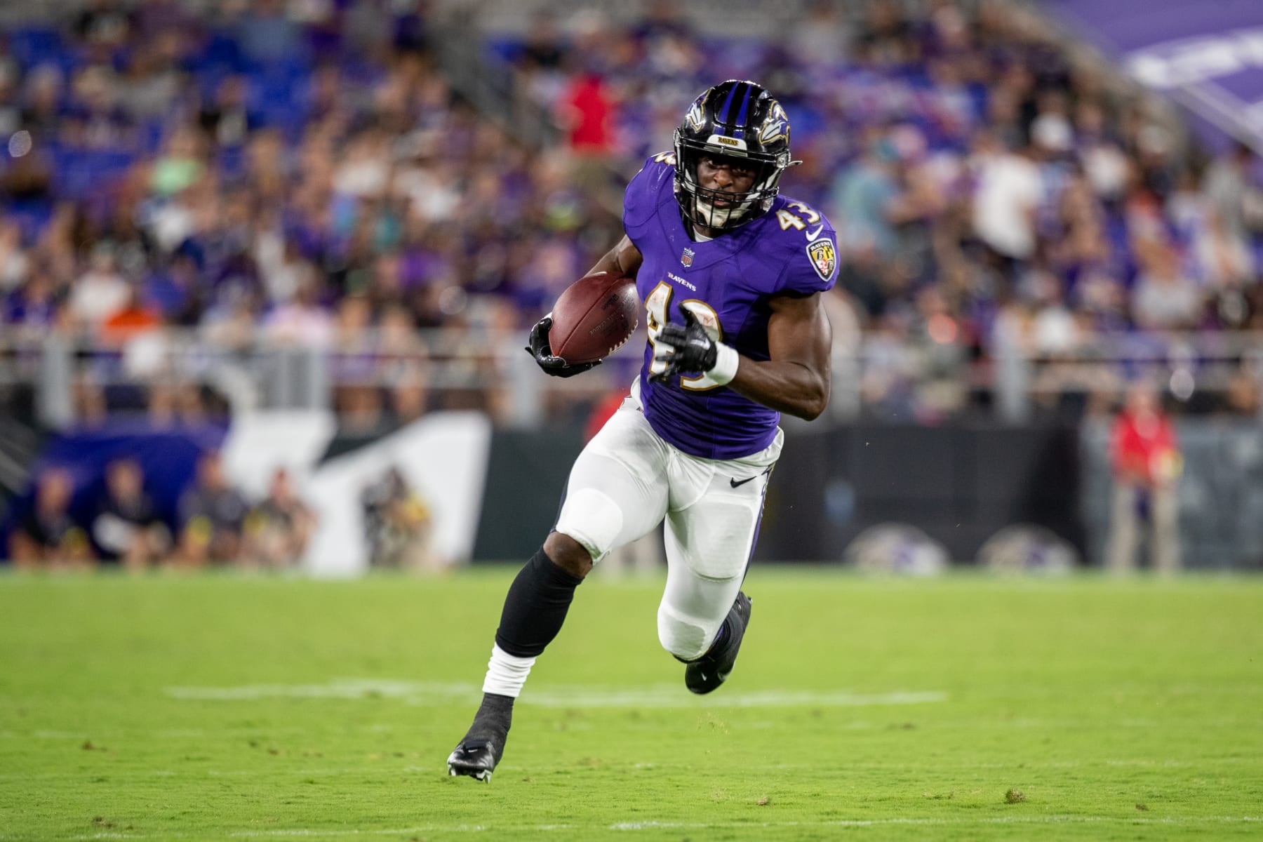 BALTIMORE, MD - AUGUST 11: Baltimore Ravens running back Justice Hill (43) runs the ball down hill during an NFL preseason game between the Tennessee Titans and the Baltimore Ravens on August 11, 2022, at M&T Bank Stadium in Baltimore, MD. (Photo by Charles Brock/Icon Sportswire via Getty Images)