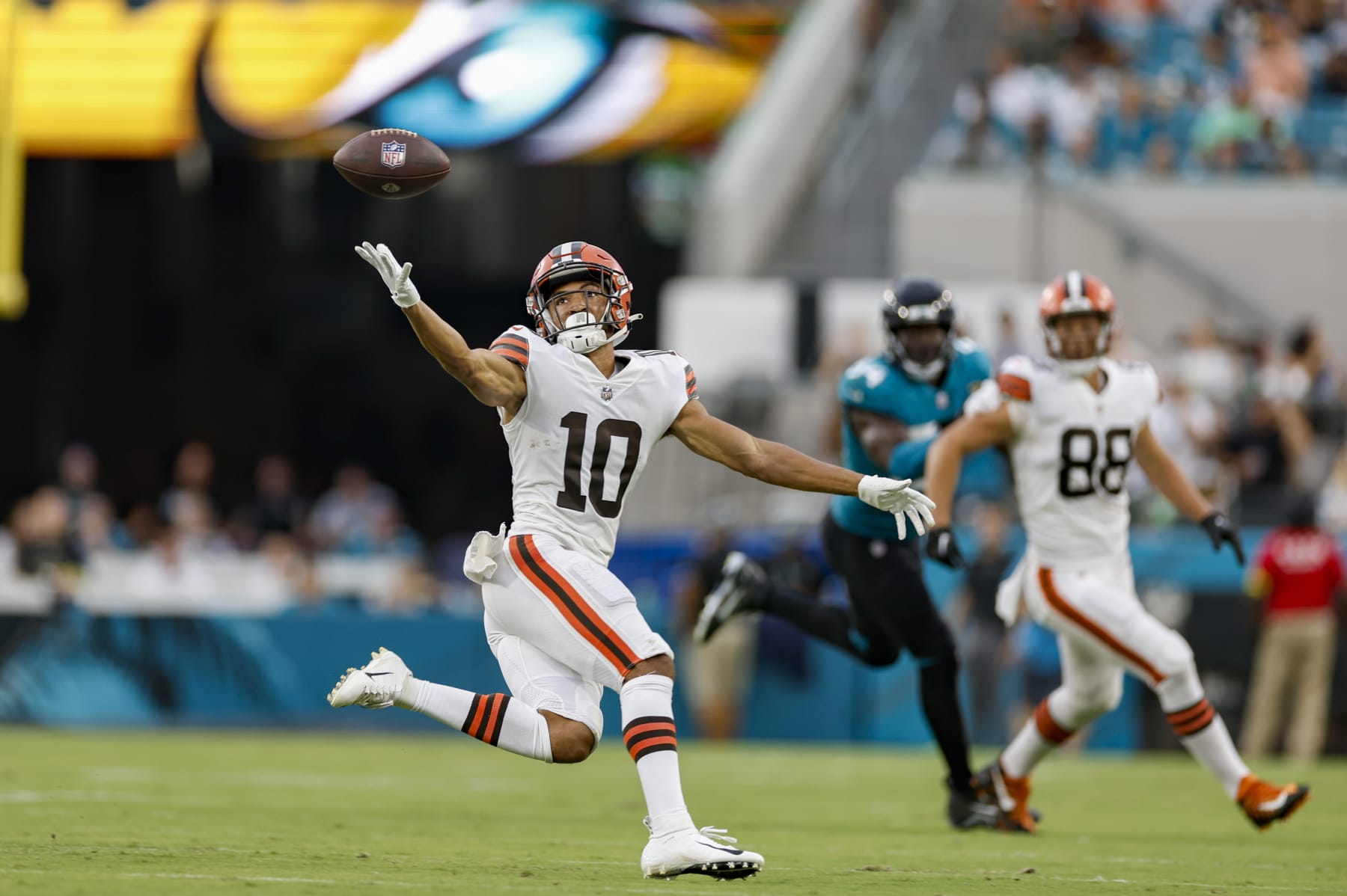 JACKSONVILLE, FL - AUGUST 12: Cleveland Browns wide receiver Anthony Schwartz (10) attempts to catch a pass during the game between the Cleveland Browns and the Jacksonville Jaguars on August 12, 2022 at TIAA Bank Field in Jacksonville, Fl. (Photo by David Rosenblum/Icon Sportswire via Getty Images)