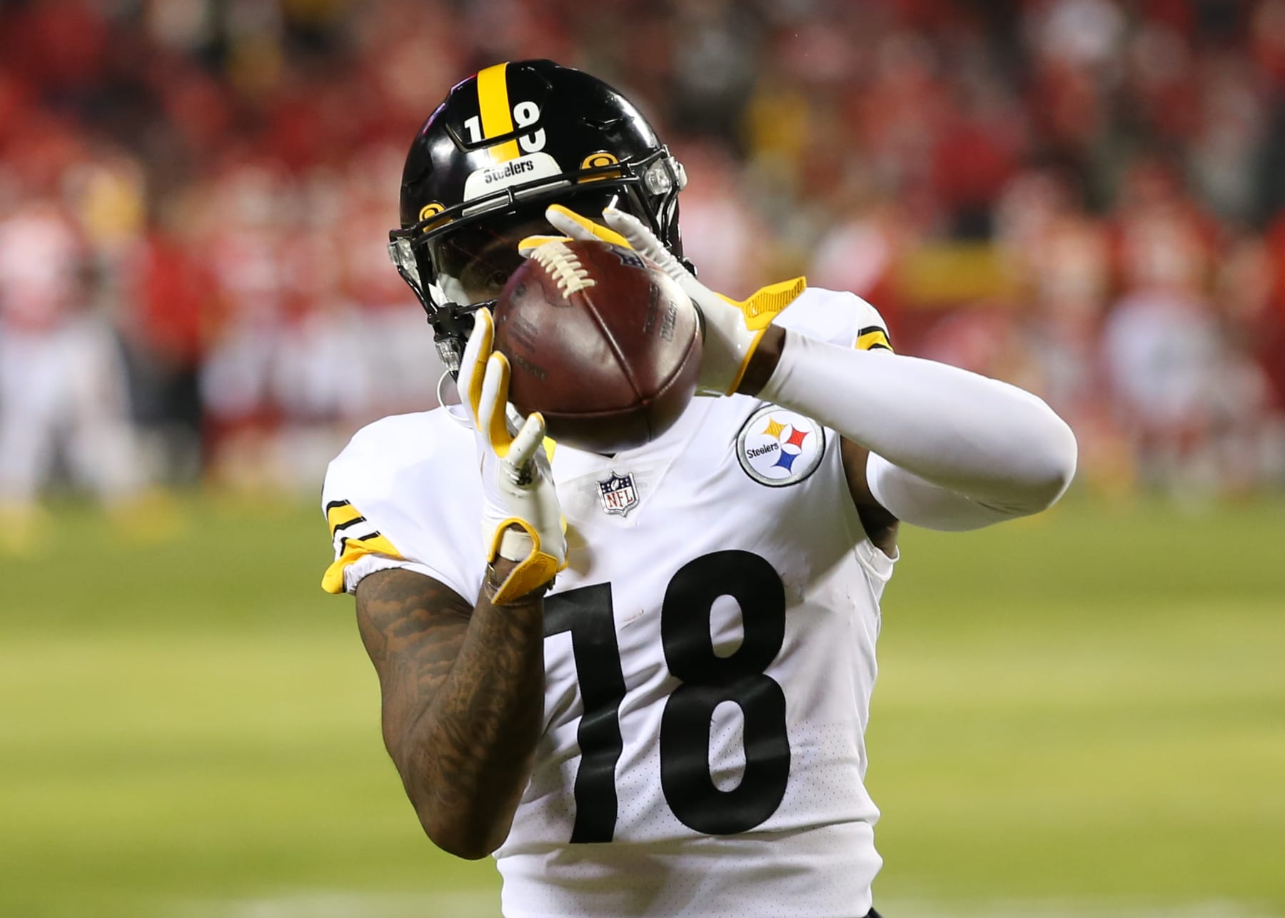 KANSAS CITY, MO - JANUARY 16: Pittsburgh Steelers wide receiver Diontae Johnson (18) catches a pass before an AFC wild card playoff game between the Pittsburgh Steelers and Kansas City Chiefs on Jan 16, 2022 at GEHA Field at Arrowhead Stadium in Kansas City, MO. (Photo by Scott Winters/Icon Sportswire via Getty Images)