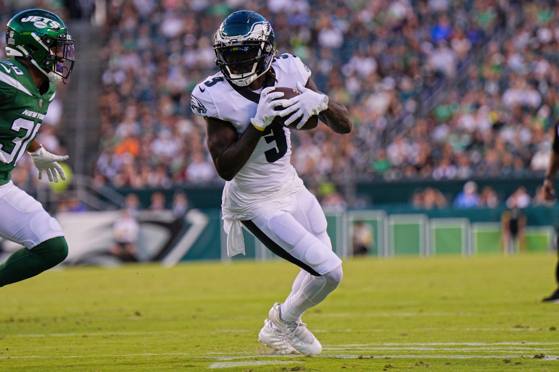 PHILADELPHIA, PA - AUGUST 12: Philadelphia Eagles wide receiver Zach Pascal (3) catches a pass during pre-season game between the New York Jets and the Philadelphia Eagles on August 12, 2022 at Lincoln Financial Field in Philadelphia PA. (Photo by Andy Lewis/Icon Sportswire via Getty Images)