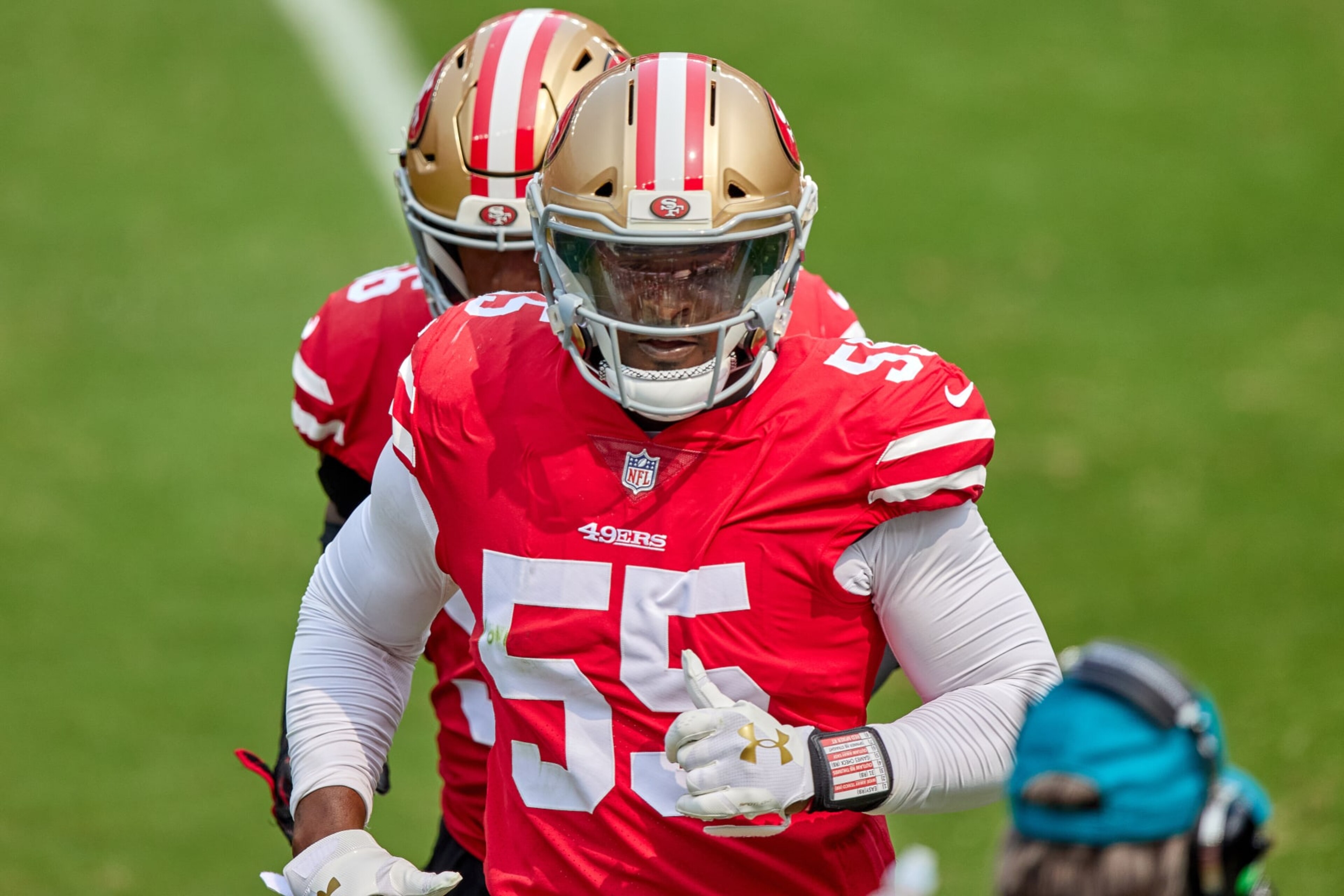 SAN FRANCISCO, CA - SEPTEMBER 13: San Francisco 49ers defensive end Dee Ford (55) looks on during the NFL game between the San Francisco 49ers and the Arizona Cardinals on September 13, 2020, at Levi's Stadium in Santa Clara, California. (Photo by MSA/Icon Sportswire via Getty Images) SAN FRANCISCO, CA - SEPTEMBER 13: San Francisco 49ers defensive end Dee Ford (55) looks on during the NFL game between the San Francisco 49ers and the Arizona Cardinals on September 13, 2020, at Levi's Stadium in Santa Clara, California. (Photo by MSA/Icon Sportswire via Getty Images)