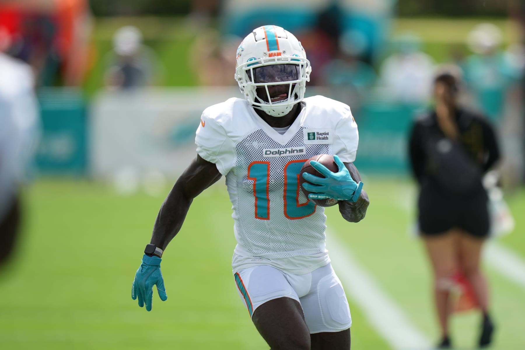 MIAMI GARDENS, FL - AUG 2: Miami Dolphins Tyreek Hill (10) runs after the catch during the Miami Dolphins training camp on Tuesday, August 2, 2022 at Baptist Health Training Center in Miami Gardens, FL (Photo by Peter Joneleit/Icon Sportswire via Getty Images)