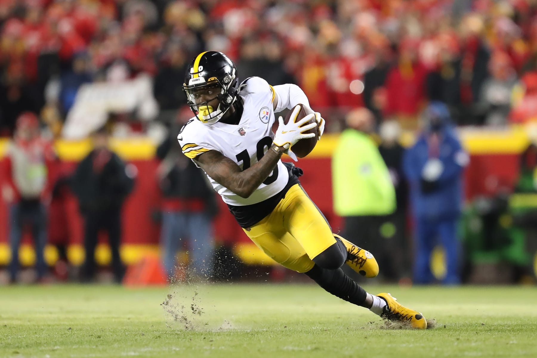 KANSAS CITY, MO - JANUARY 16: Pittsburgh Steelers wide receiver Diontae Johnson (18) cuts after making a catch in the first quarter of an AFC wild card playoff game between the Pittsburgh Steelers and Kansas City Chiefs on Jan 16, 2022 at GEHA Field at Arrowhead Stadium in Kansas City, MO. (Photo by Scott Winters/Icon Sportswire via Getty Images)