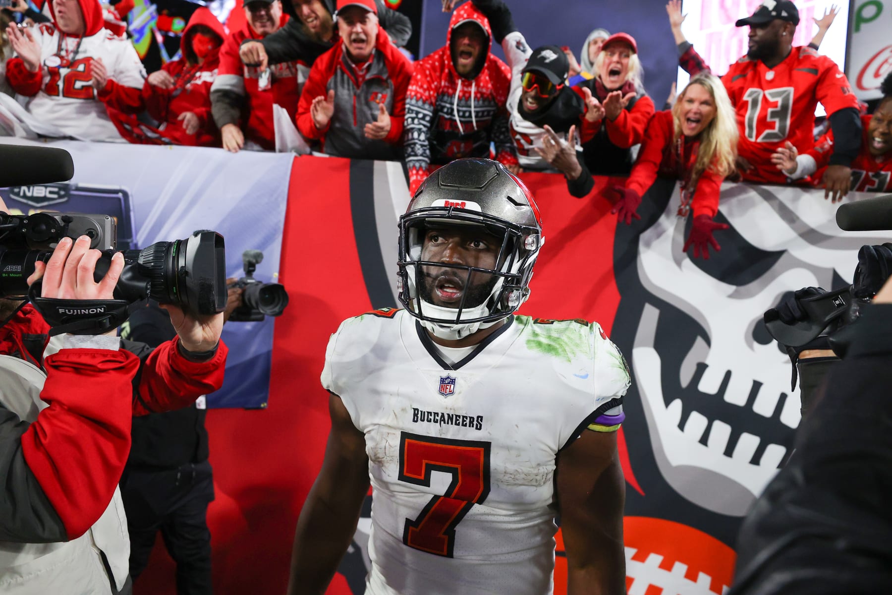 TAMPA, FLORIDA - JANUARY 23: Leonard Fournette #7 of the Tampa Bay Buccaneers after scoring a touchdown in the fourth quarter against the Los Angeles Rams in the NFC Divisional Playoff game at Raymond James Stadium on January 23, 2022 in Tampa, Florida. (Photo by Kevin C. Cox/Getty Images)