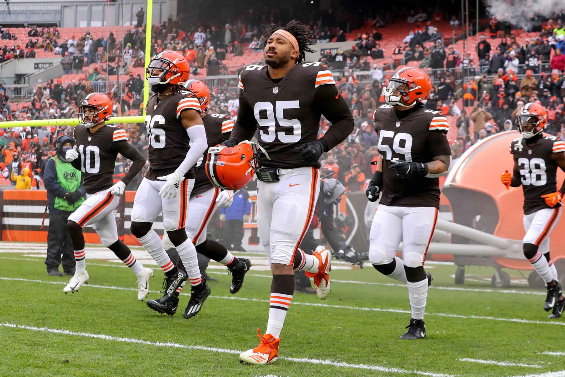 CLEVELAND, OH - JANUARY 09: Cleveland Browns defensive end Myles Garrett (95) takes the field prior to the National Football League game between the Cincinnati Bengals and Cleveland Browns on January 9, 2022, at FirstEnergy Stadium in Cleveland, OH. (Photo by Frank Jansky/Icon Sportswire via Getty Images)