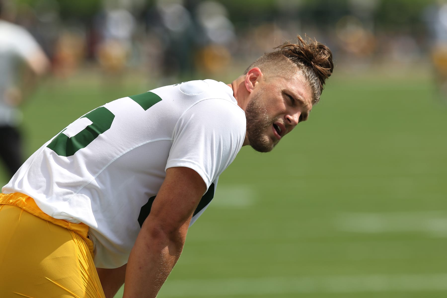 ASHWAUBENON, WI - JULY 27: Green Bay Packers tight end Robert Tonyan (85) stretches during Green Bay Packers training camp at Ray Nitschke Field on July 27, 2022 in Ashwaubanon, WI. (Photo by Larry Radloff/Icon Sportswire via Getty Images)