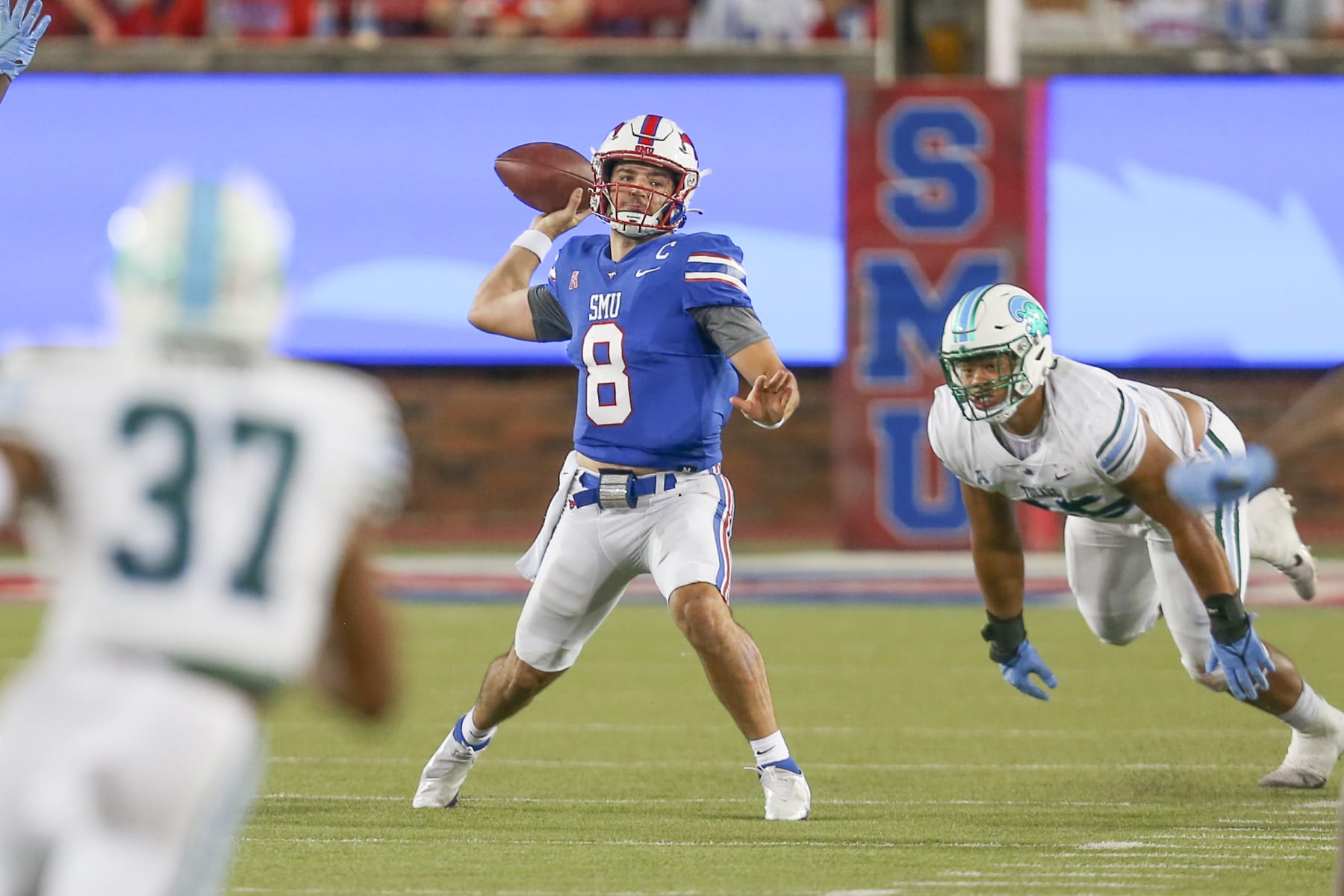 DALLAS, TX - OCTOBER 21: Southern Methodist Mustangs quarterback Tanner Mordecai (8) passes during the game between SMU and Tulane on October 21, 2021 at Gerald J. Ford Stadium in Dallas, TX. (Photo by George Walker/Icon Sportswire via Getty Images)