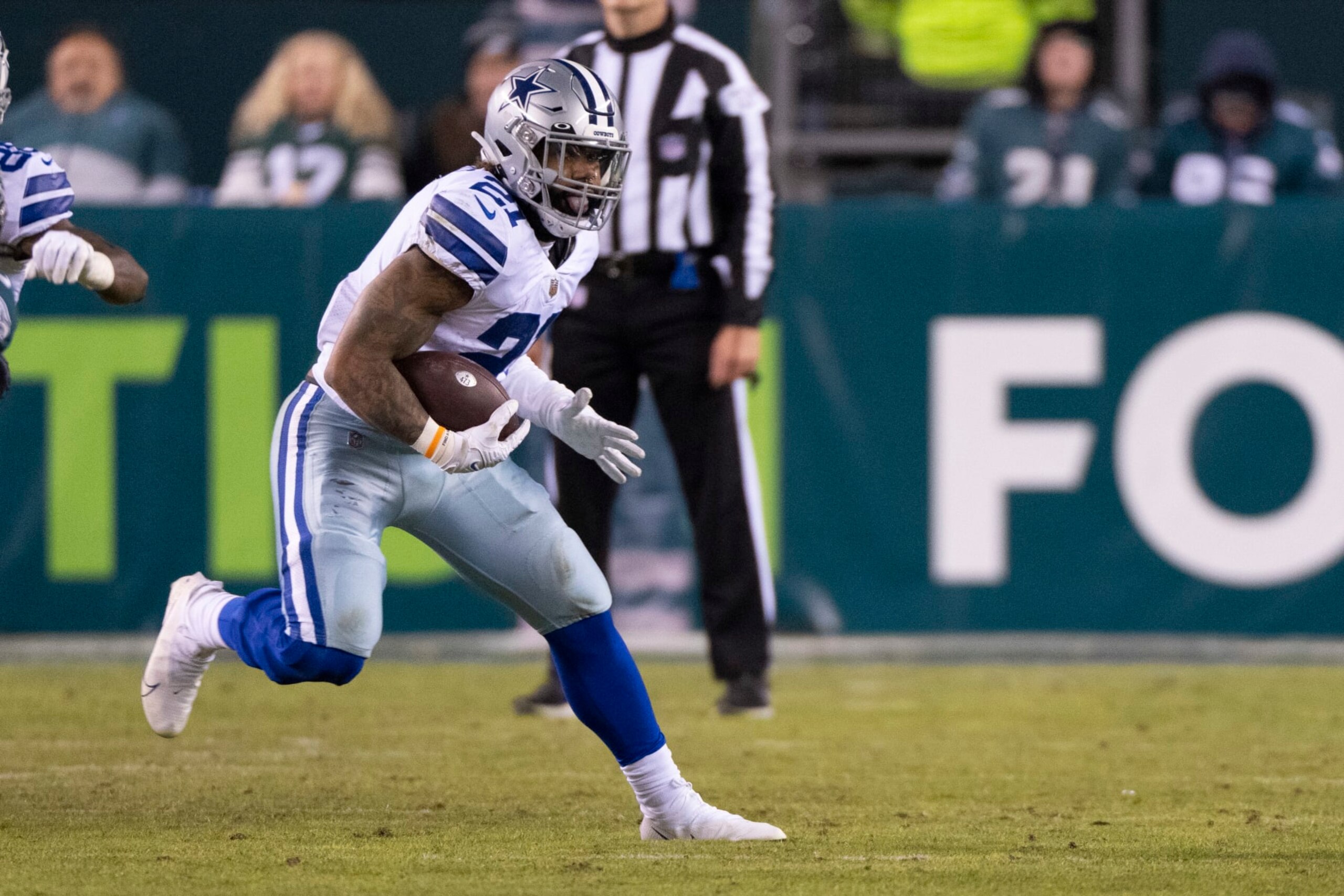 PHILADELPHIA, PA - JANUARY 08: Dallas Cowboys Running Back Ezekiel Elliott (21) runs with the ball during the first half of the National Football League game between the Dallas Cowboys and the Philadelphia Eagles on January 8, 2021, at Lincoln Financial Field in Philadelphia, PA. (Photo by Gregory Fisher/Icon Sportswire via Getty Images)