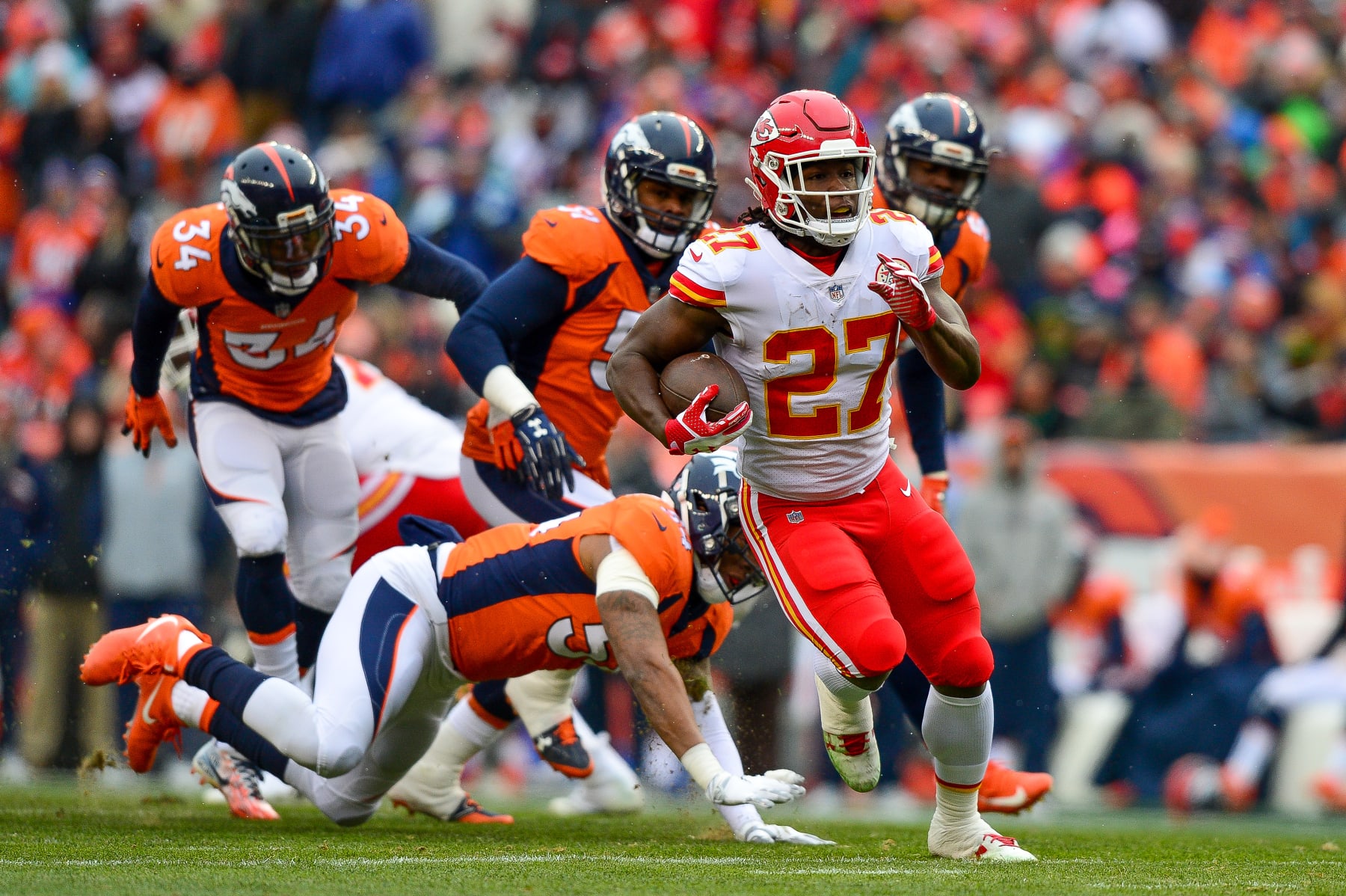 DENVER, CO - DECEMBER 31:  Running back Kareem Hunt #27 of the Kansas City Chiefs breaks away for a first quarter touchdown run against the Denver Broncos at Sports Authority Field at Mile High on December 31, 2017 in Denver, Colorado. (Photo by Dustin Bradford/Getty Images)
