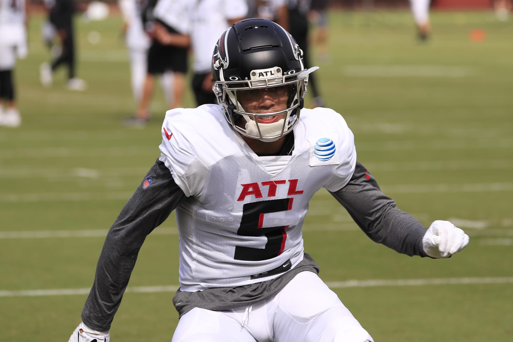 FLOWERY BRANCH, GA - AUGUST 06:  Atlanta Falcons wide receiver Drake London (5) during Saturday morning workouts at the Falcons Training Facility on August 06, 2022, in Flowery Branch, Georgia.  (Photo by David J. Griffin/Icon Sportswire via Getty Images)
