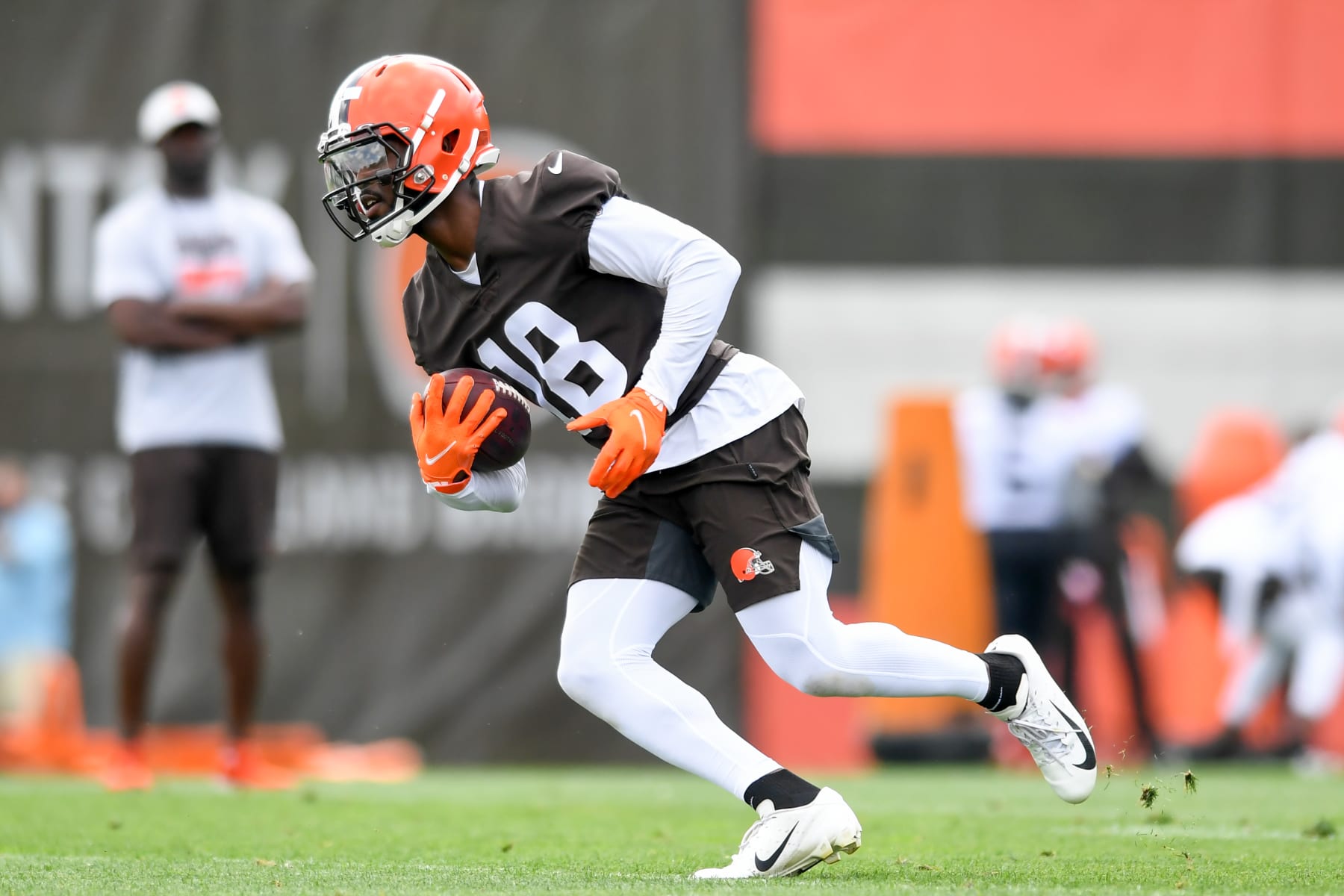 BEREA, OH - JUNE 08: David Bell #18 of the Cleveland Browns runs a drill during the Cleveland Browns offseason workout at CrossCountry Mortgage Campus on June 8, 2022 in Berea, Ohio. (Photo by Nick Cammett/Diamond Images via Getty Images)