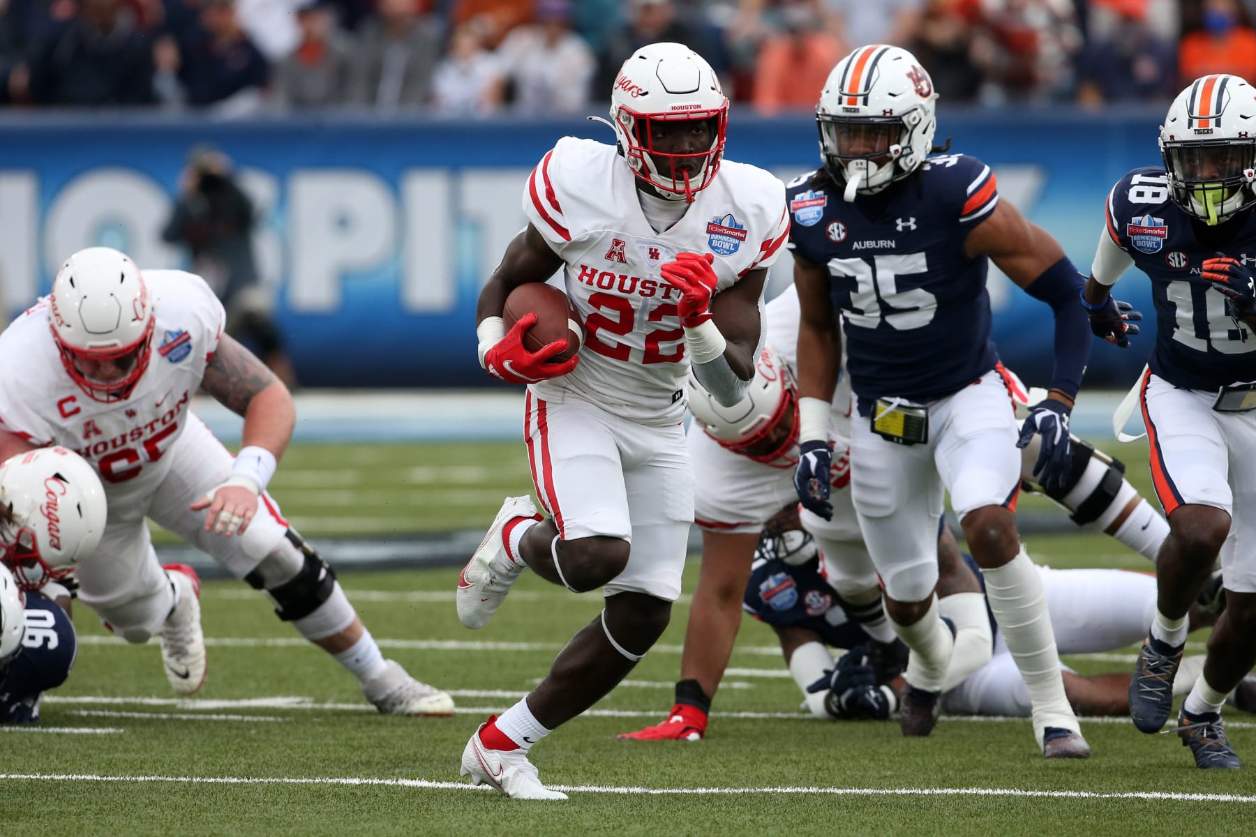 BIRMINGHAM, AL - DECEMBER 28: Houston Cougars running back Alton McCaskill (22) carries the ball during the TicketSmarter Birmingham Bowl between the Houston Cougars and the 
Auburn Tigers on December 28, 2021 at Protective Stadium in Birmingham, Alabama.  (Photo by Michael Wade/Icon Sportswire via Getty Images)