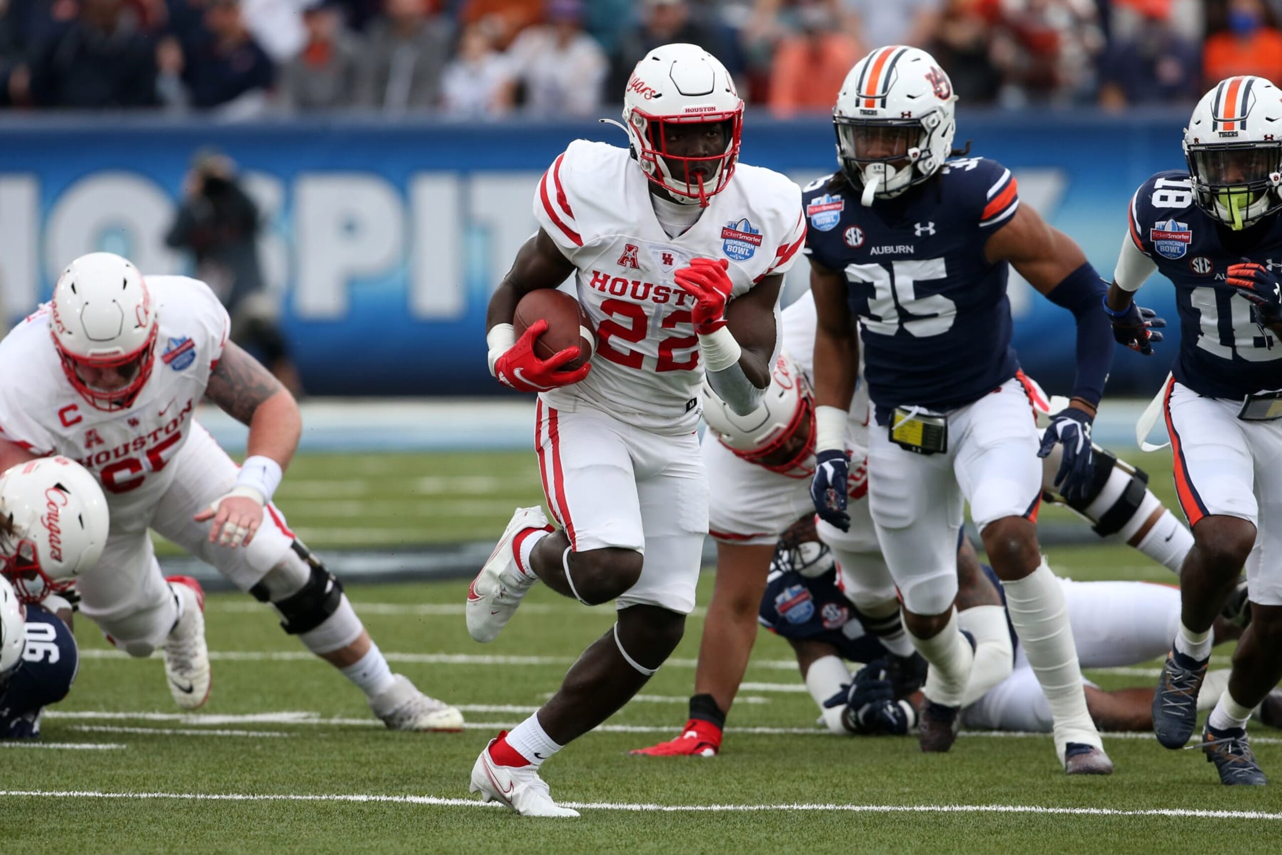 BIRMINGHAM, AL - DECEMBER 28: Houston Cougars running back Alton McCaskill (22) carries the ball during the TicketSmarter Birmingham Bowl between the Houston Cougars and the 
Auburn Tigers on December 28, 2021 at Protective Stadium in Birmingham, Alabama.  (Photo by Michael Wade/Icon Sportswire via Getty Images)