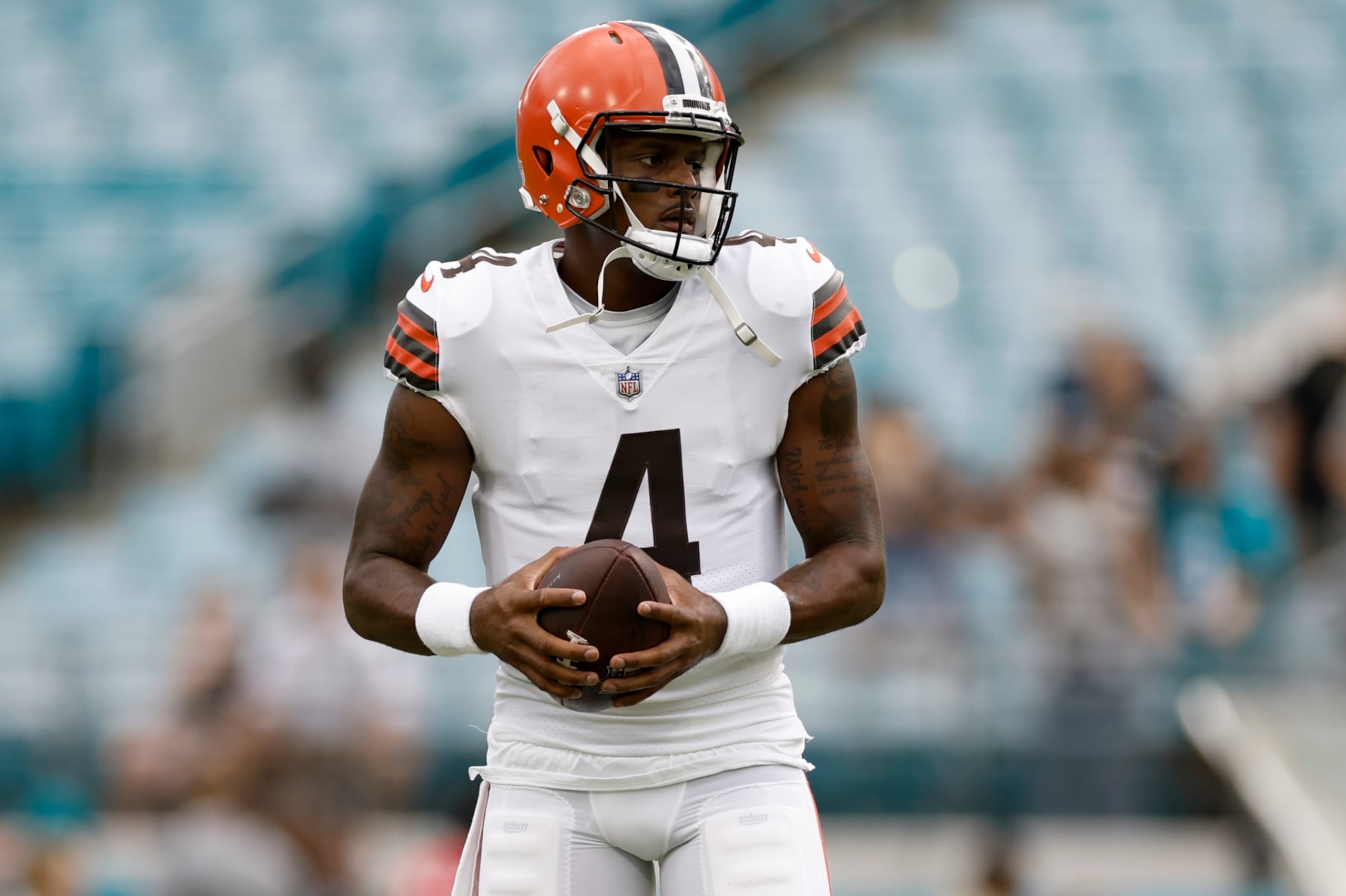JACKSONVILLE, FL - AUGUST 12: Cleveland Browns quarterback Deshaun Watson (4) throws a pass during the game between the Cleveland Browns and the Jacksonville Jaguars on August 12, 2022 at TIAA Bank Field in Jacksonville, Fl. (Photo by David Rosenblum/Icon Sportswire via Getty Images) JACKSONVILLE, FL - AUGUST 12: Cleveland Browns quarterback Deshaun Watson (4) throws a pass during the game between the Cleveland Browns and the Jacksonville Jaguars on August 12, 2022 at TIAA Bank Field in Jacksonville, Fl. (Photo by David Rosenblum/Icon Sportswire via Getty Images)